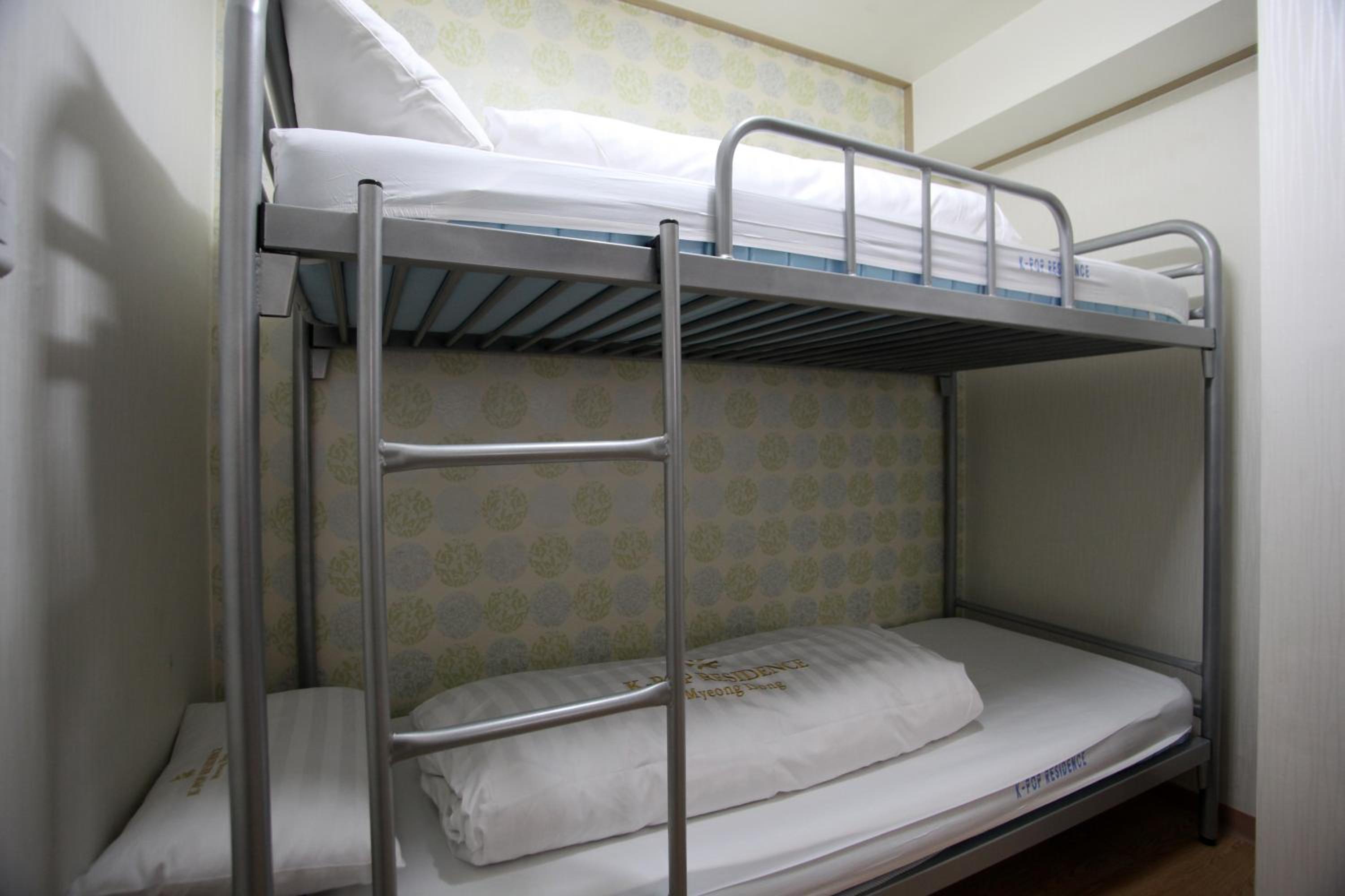 Standard Twin Room - Photo 11