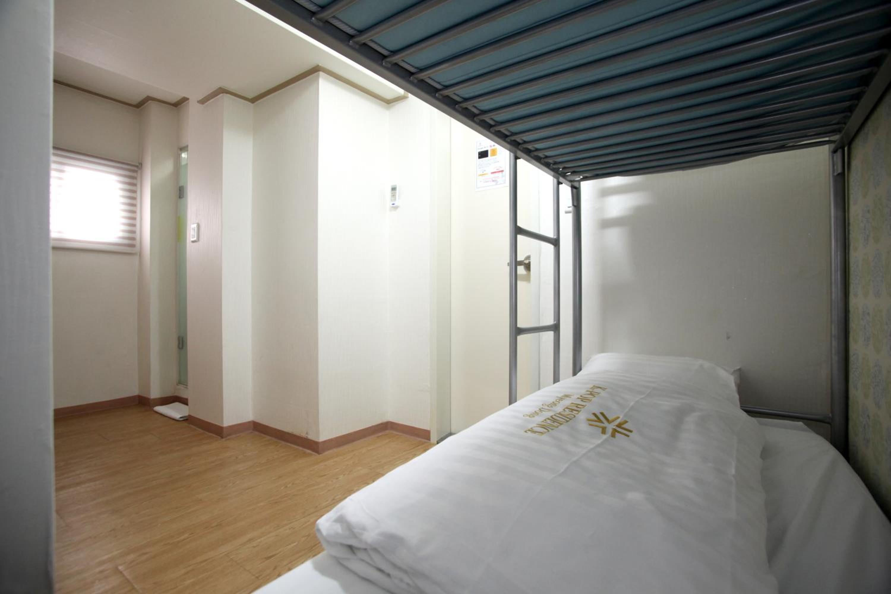 Standard Twin Room - Photo 10