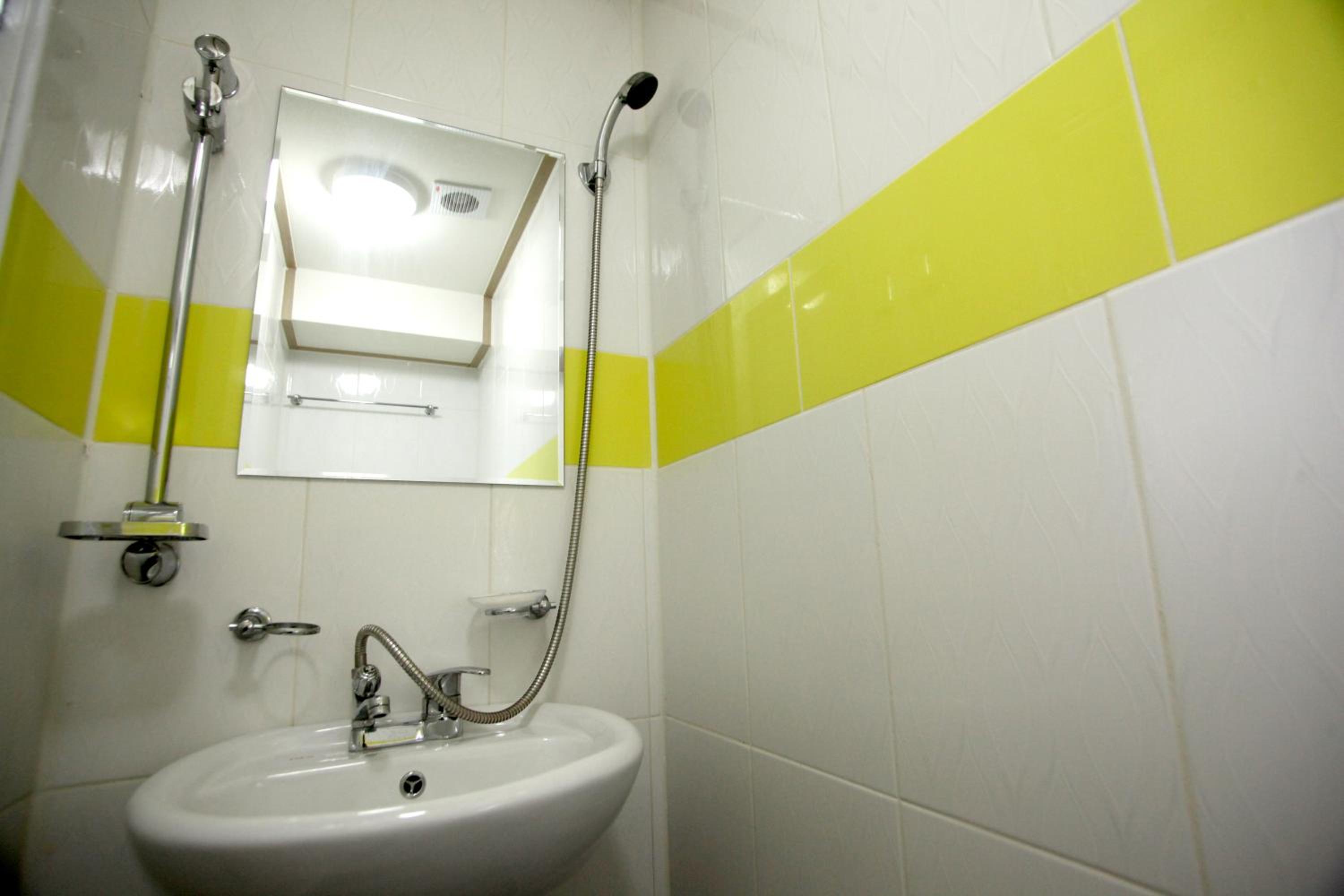 Standard Twin Room - Photo 8