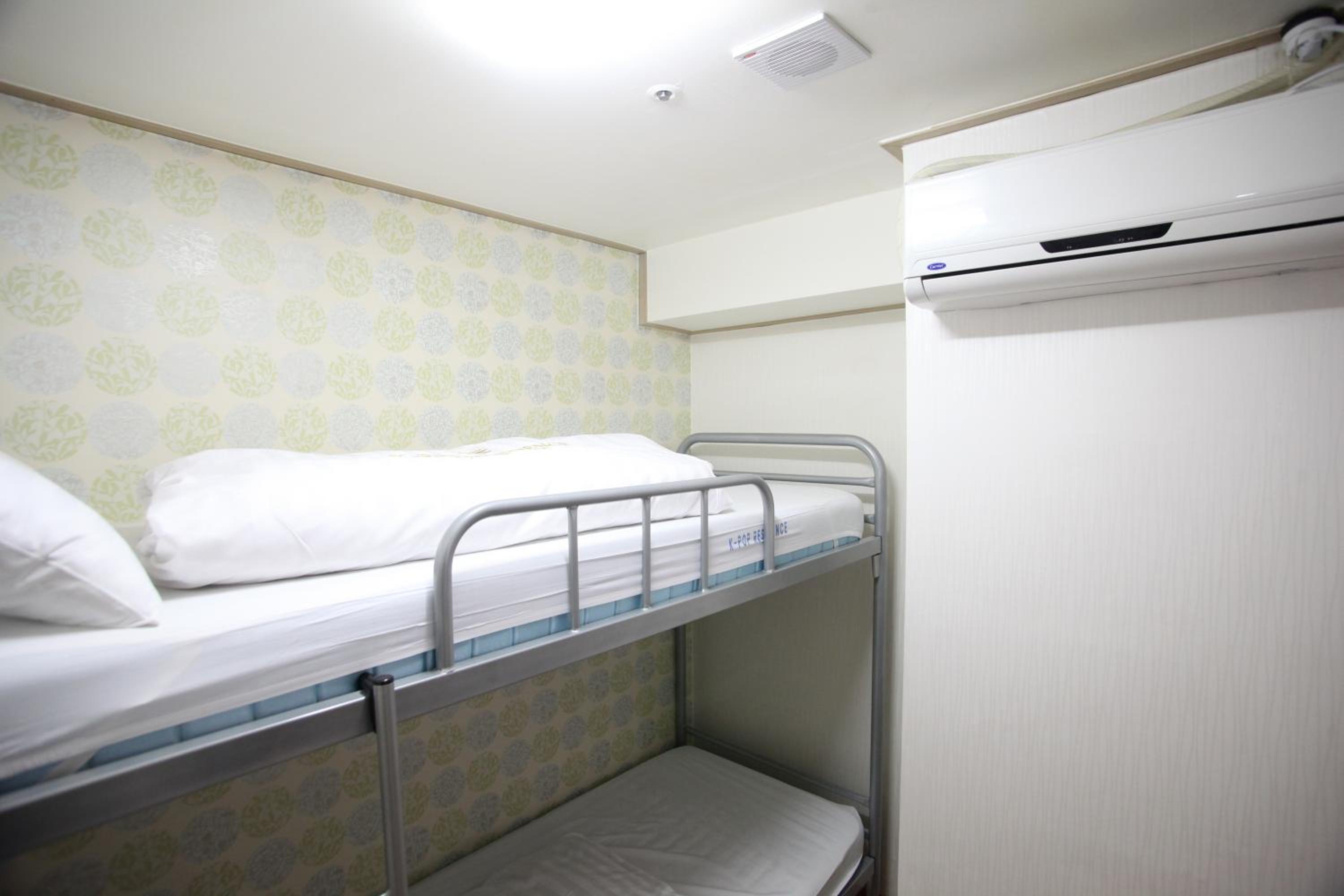 Standard Twin Room - Photo 4