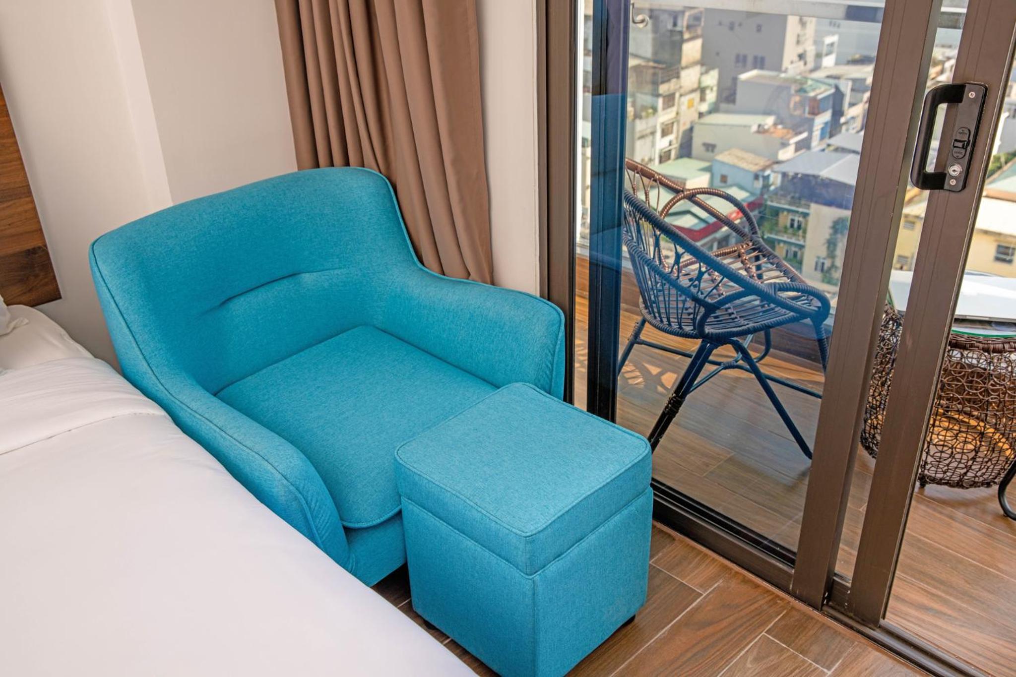 Deluxe Triple Room with City View - Photo 12