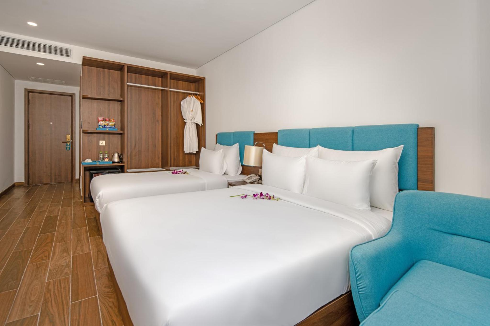 Deluxe Triple Room with City View - Photo 5