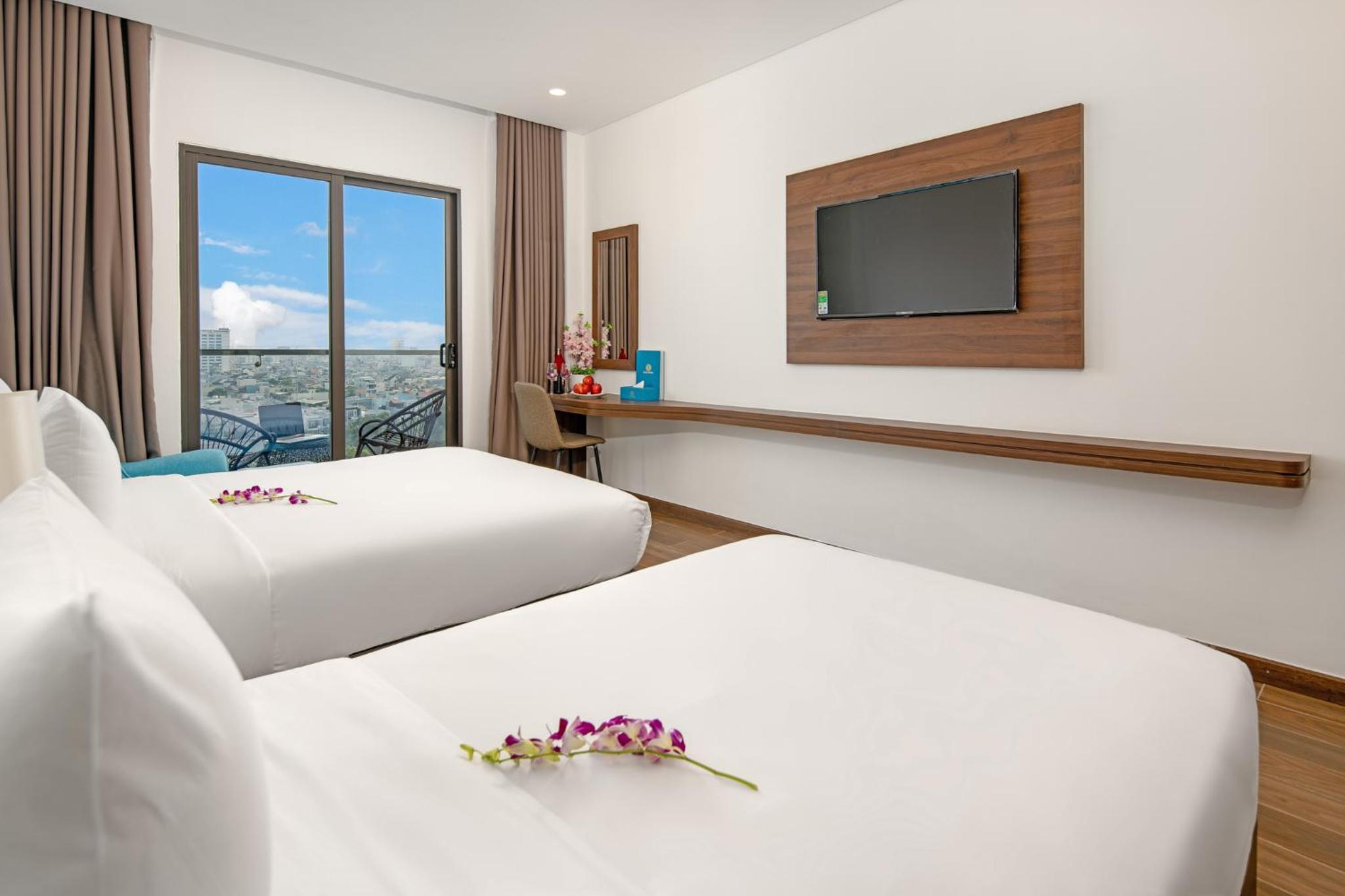 Deluxe Triple Room with City View - Photo 7