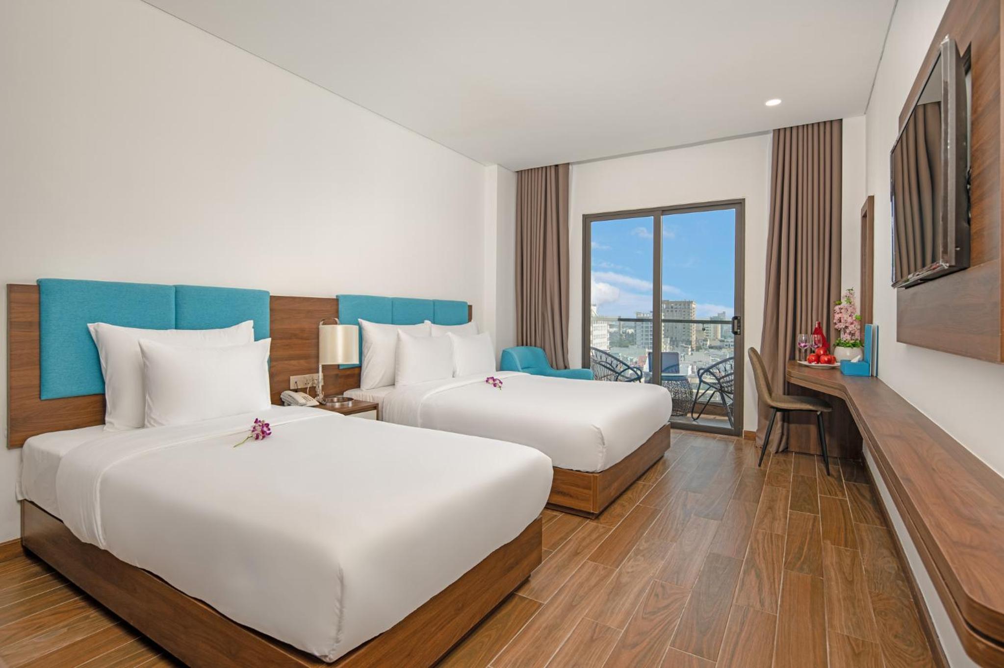 Deluxe Triple Room with City View - Photo 1