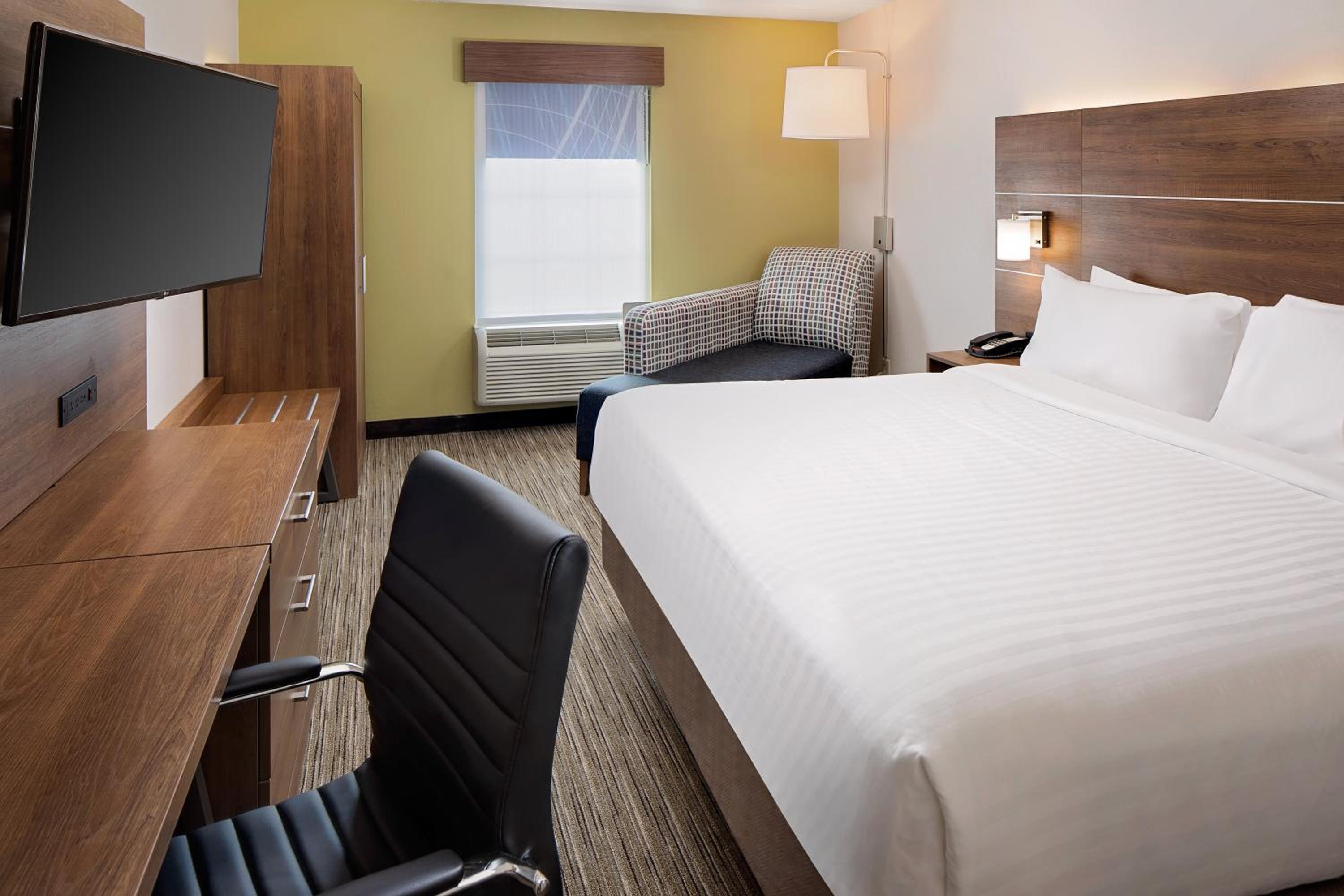 Standard King Room - Photo 5