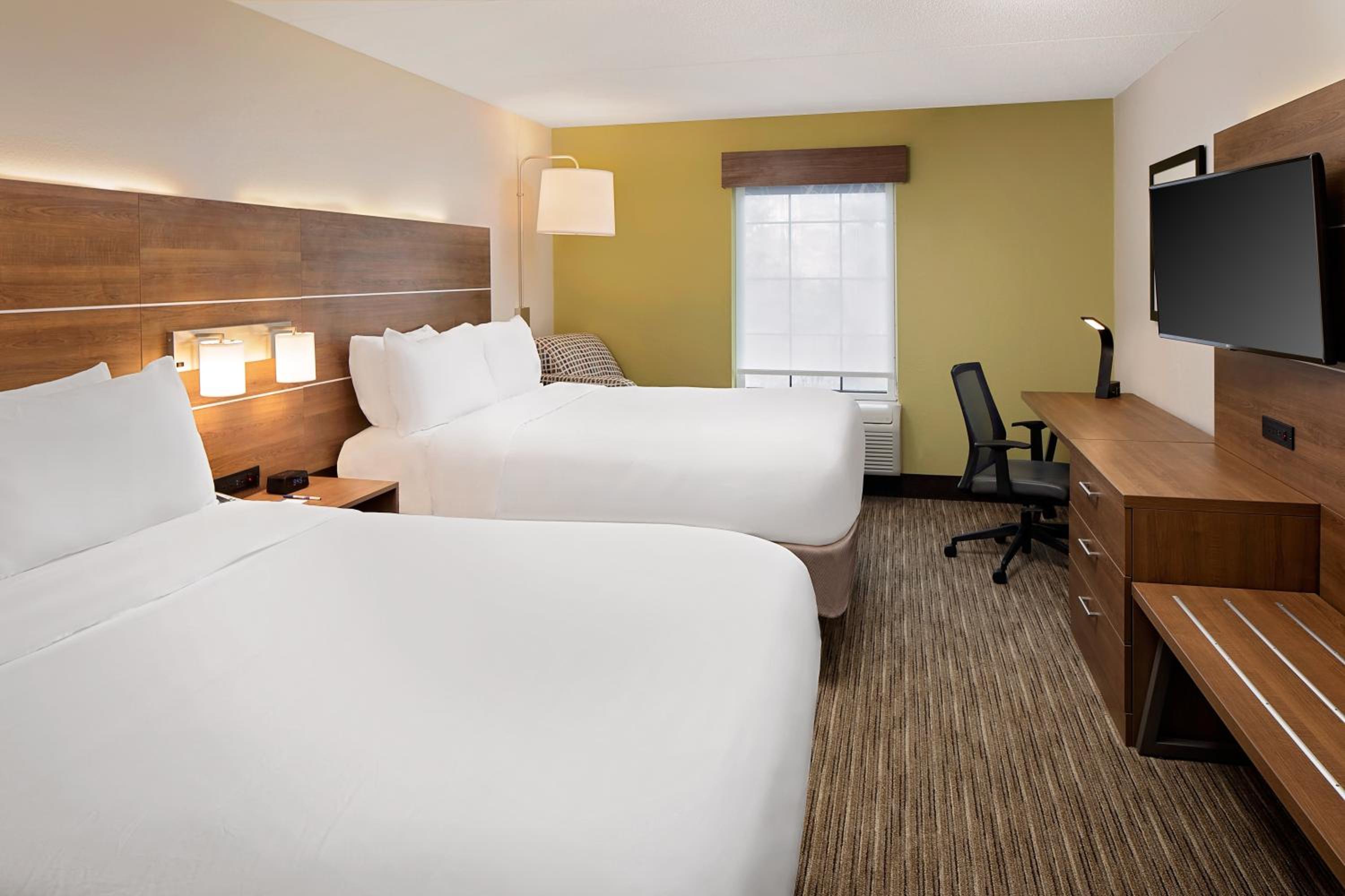 Standard Queen Room with Two Queen Beds - Photo 4