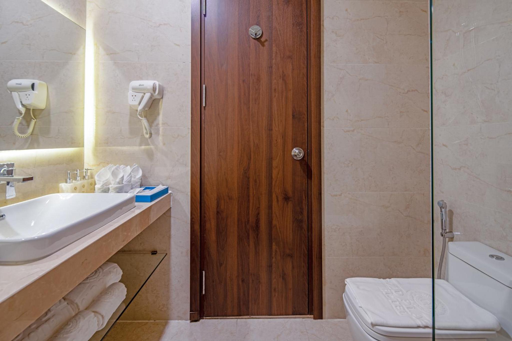 Deluxe Triple Room with City View - Photo 13