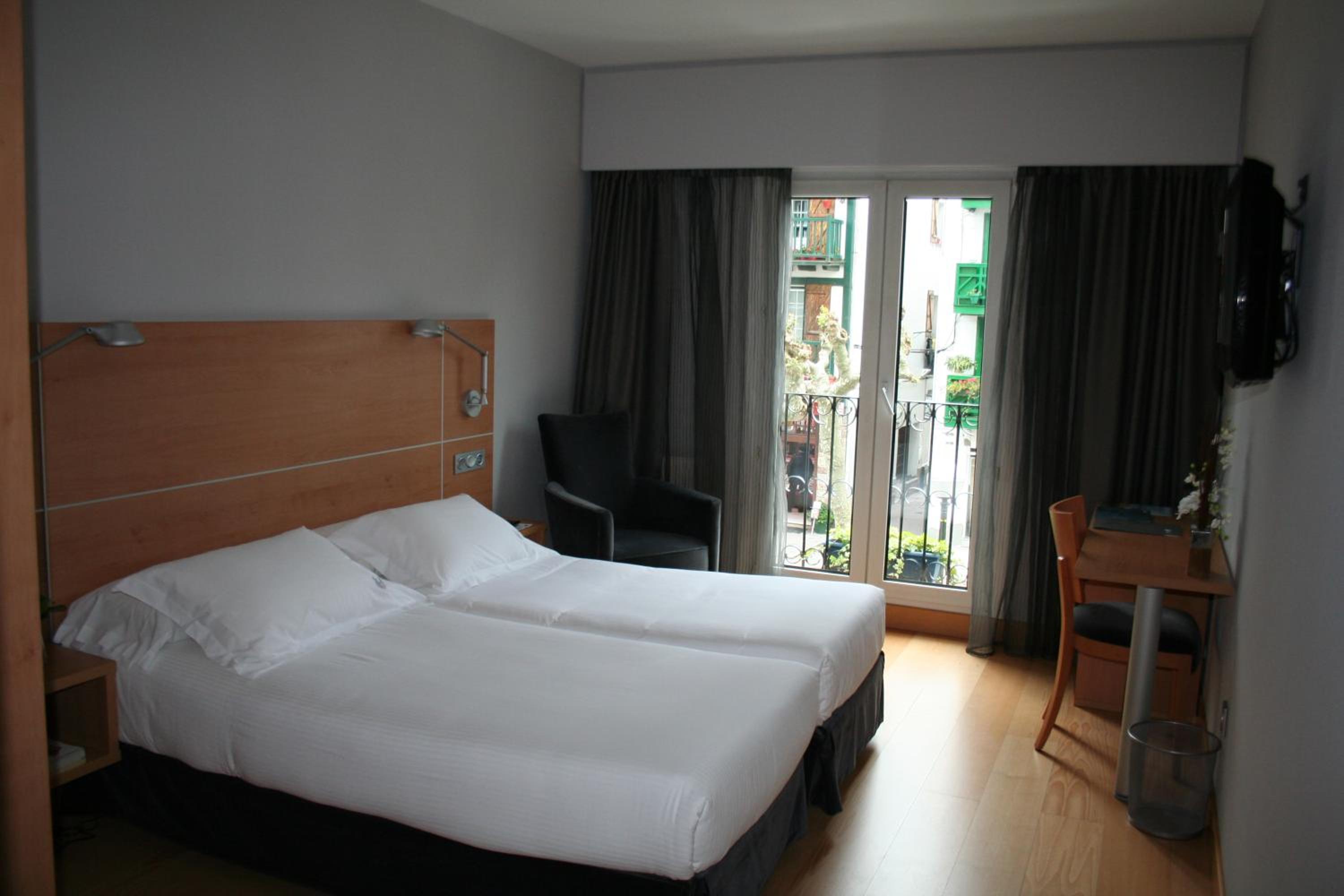 Double or Twin Room - Photo 5
