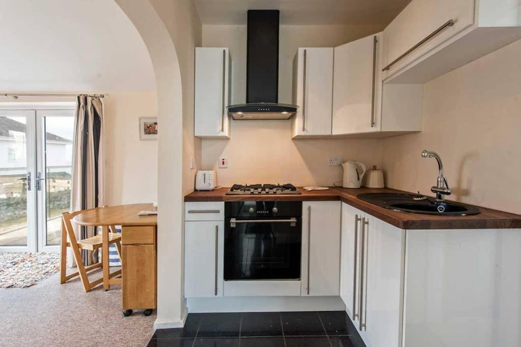 Five-Bedroom House photo 3