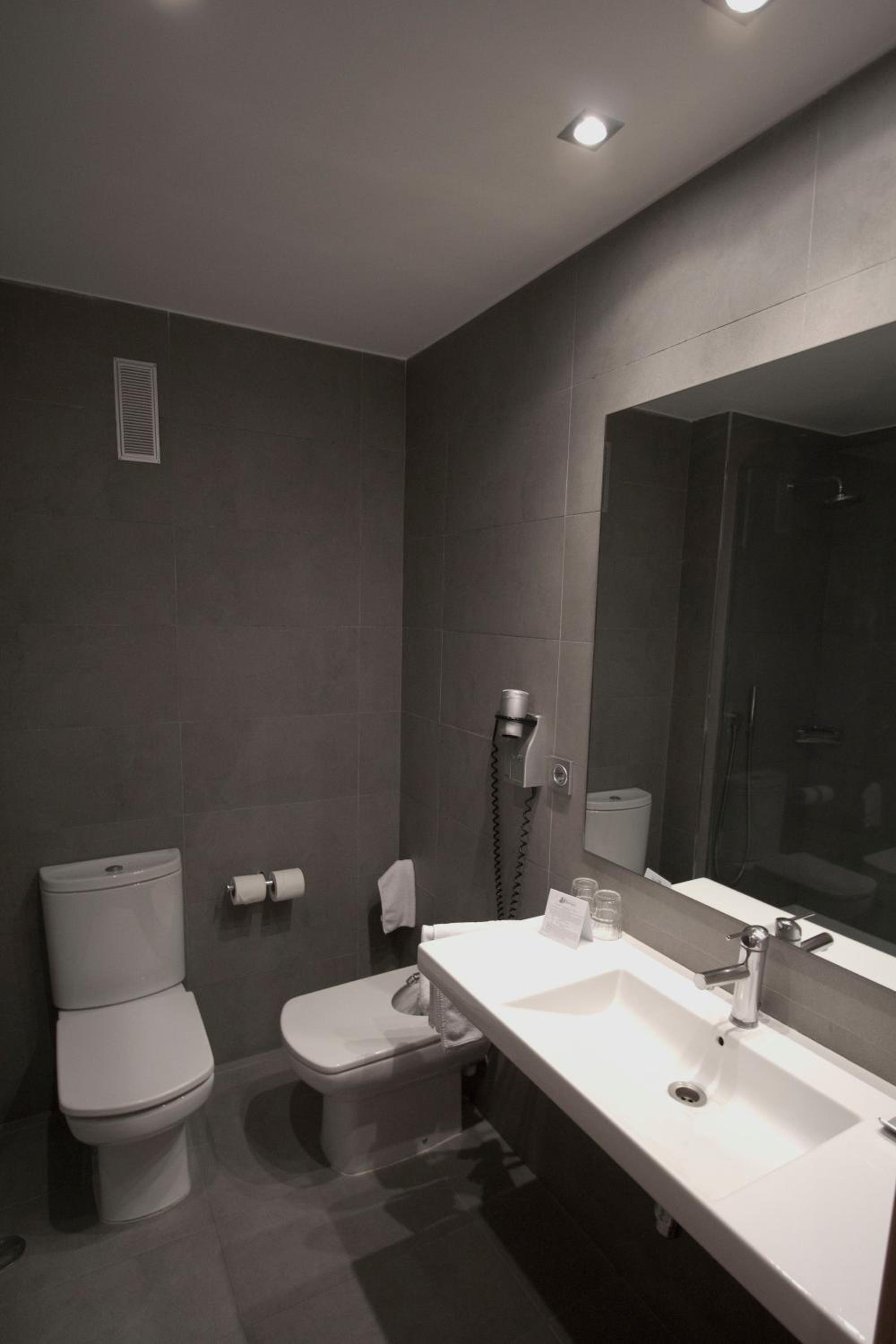 Double or Twin Room - Photo 4