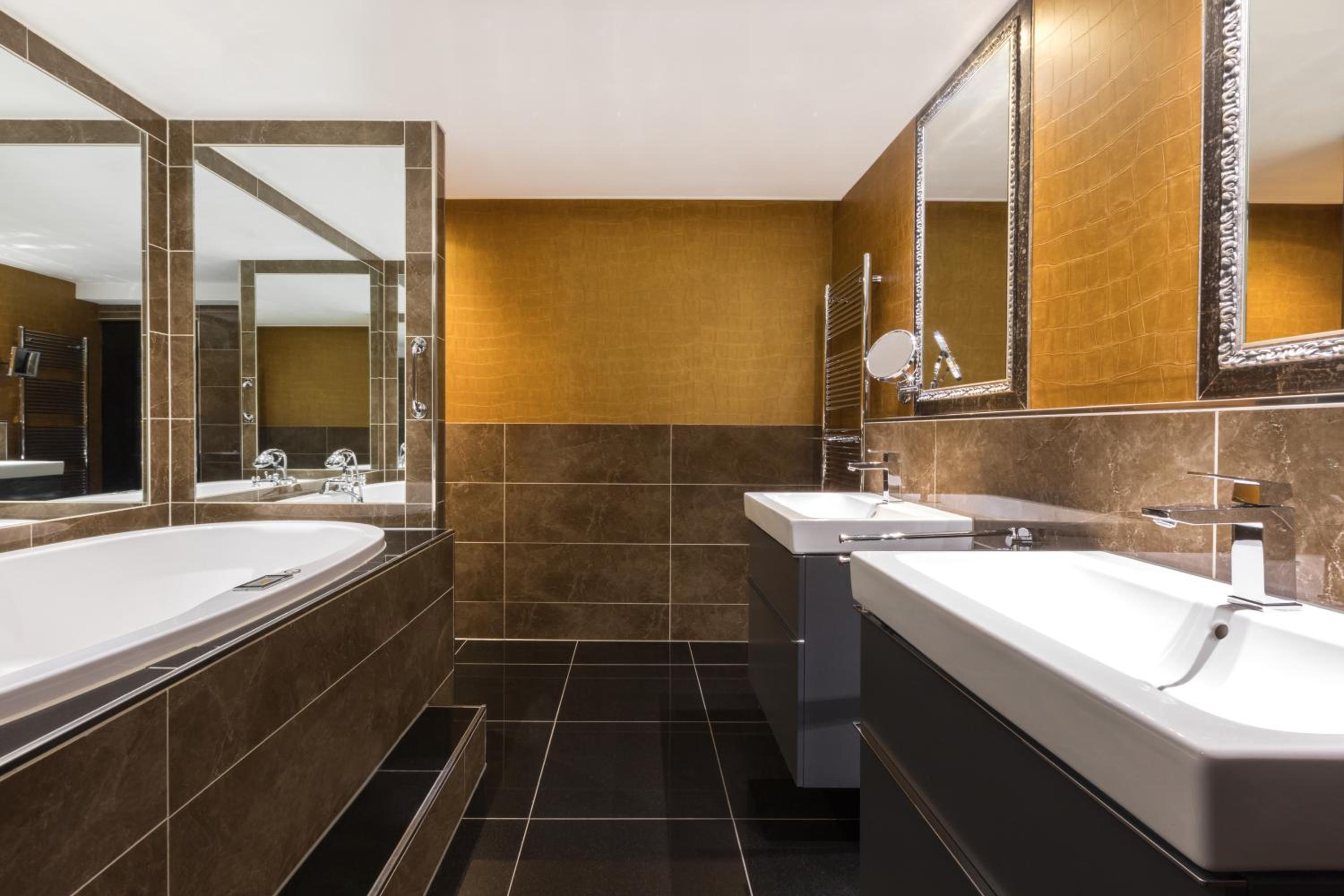Royal Suite - Split Level with Spa Bath - Private House thumbnail 5