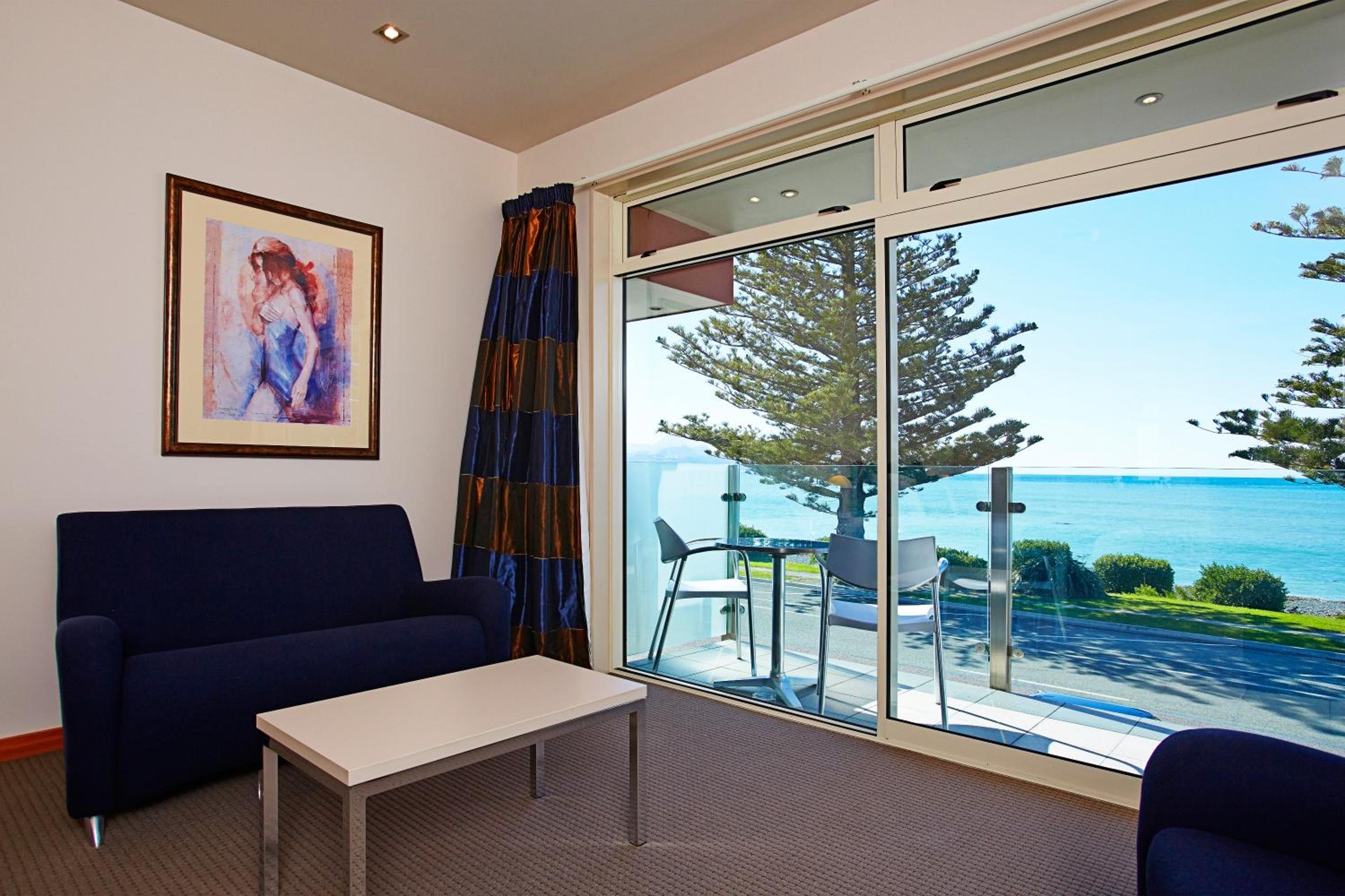 Premium King Room with Spa Bath - Photo 3