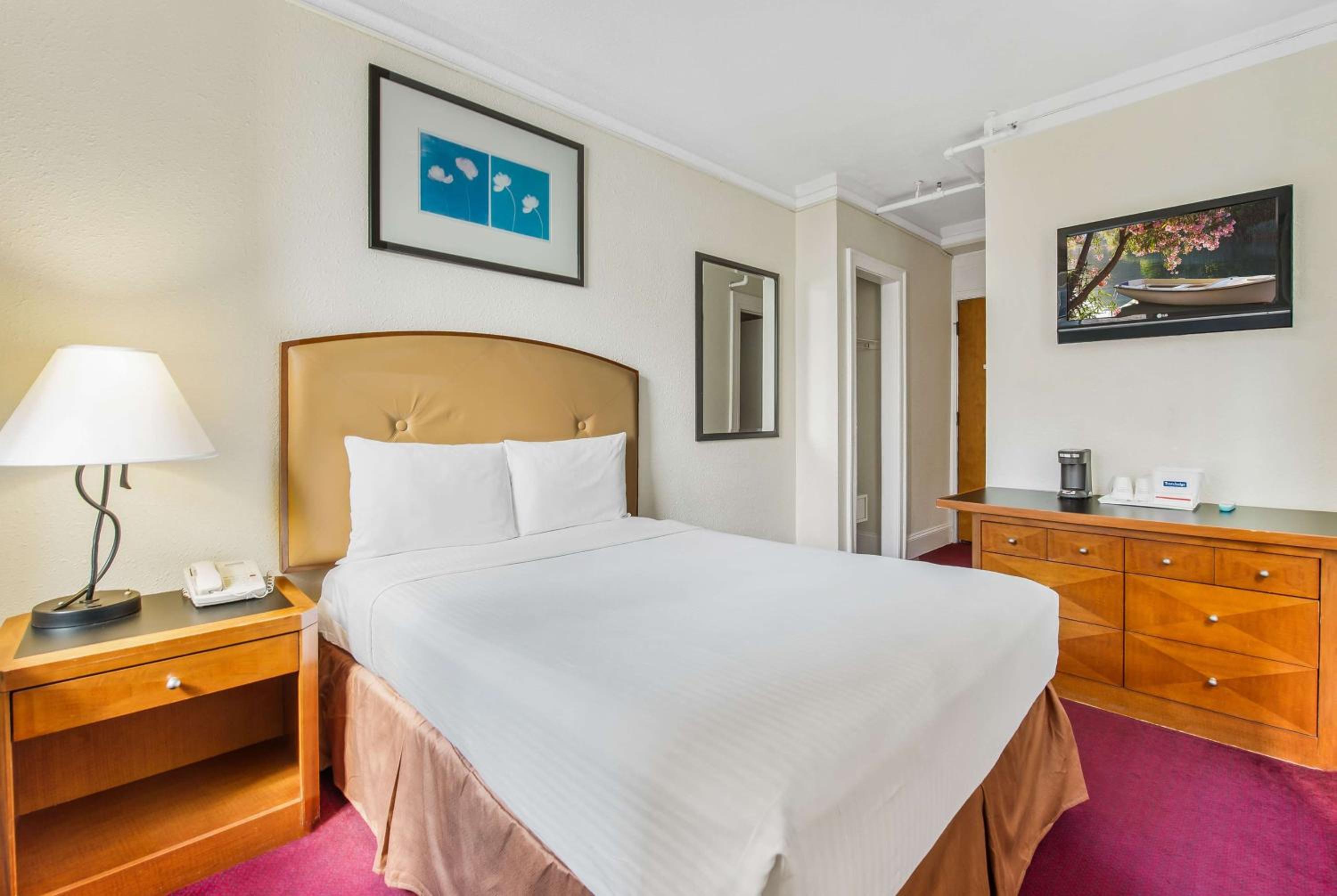 King Room with One King Bed - Non-Smoking - Photo 1