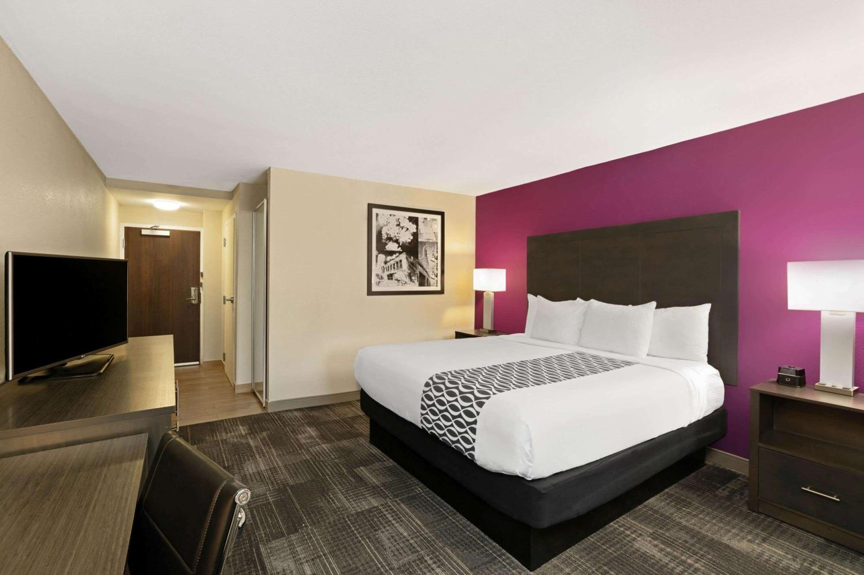 Deluxe King Room - Non-Smoking - Photo 7