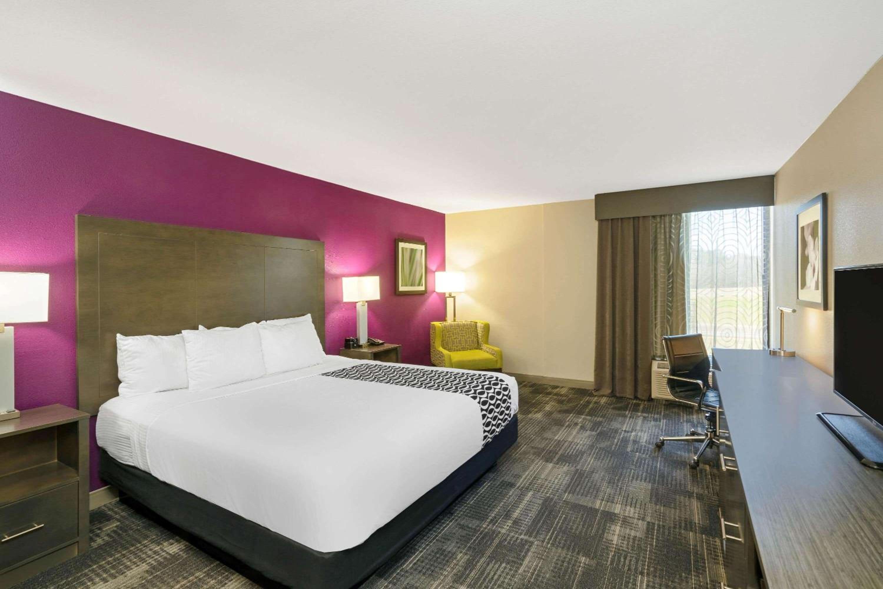 Deluxe King Room - Non-Smoking - Photo 1