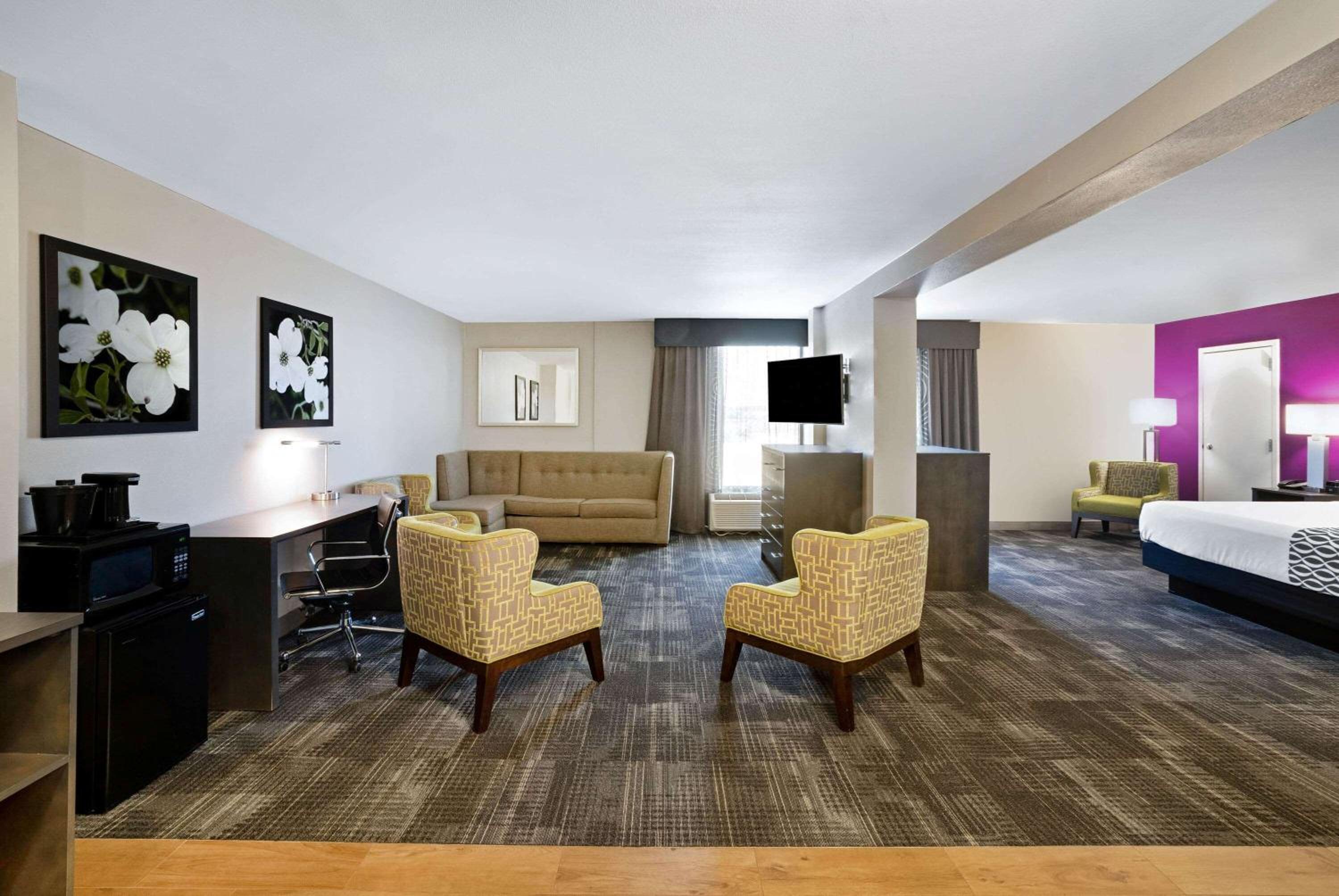 King Suite with Pool View - Non-Smoking - Photo 1