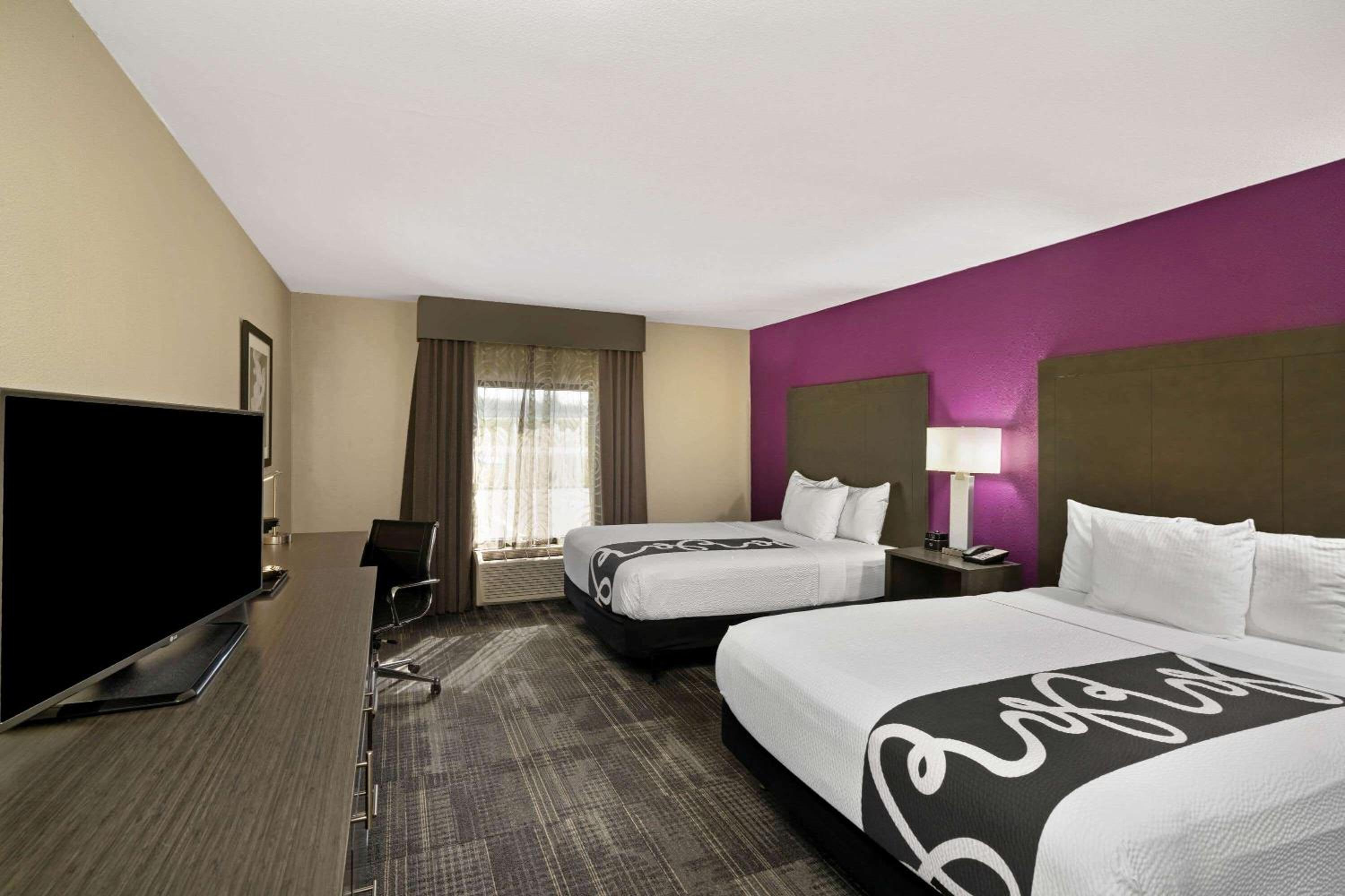 Deluxe Queen Room with Two Queen Beds - Photo 5