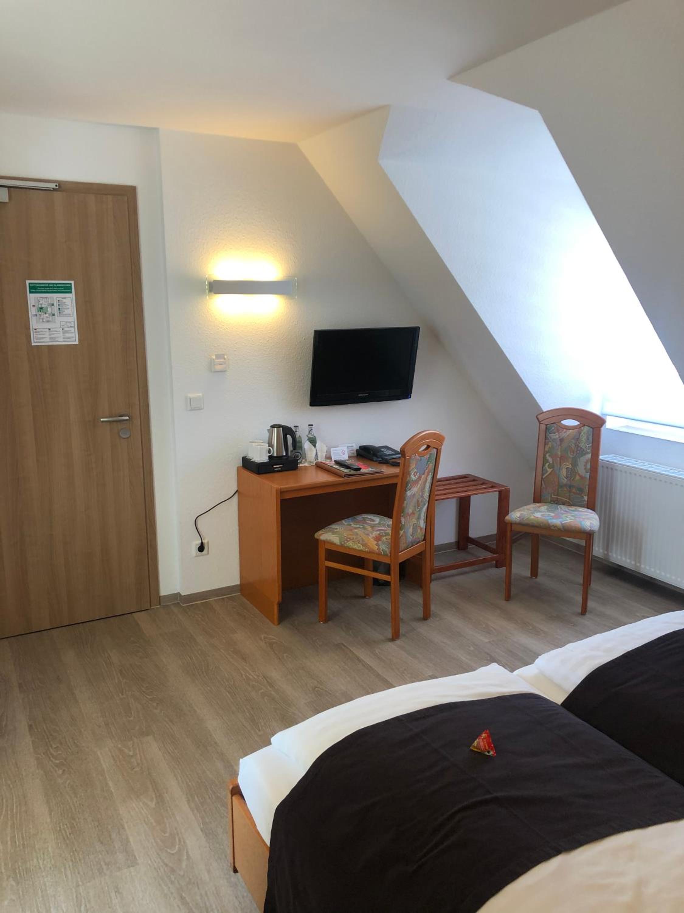 Standard Double or Twin Room - Photo 4