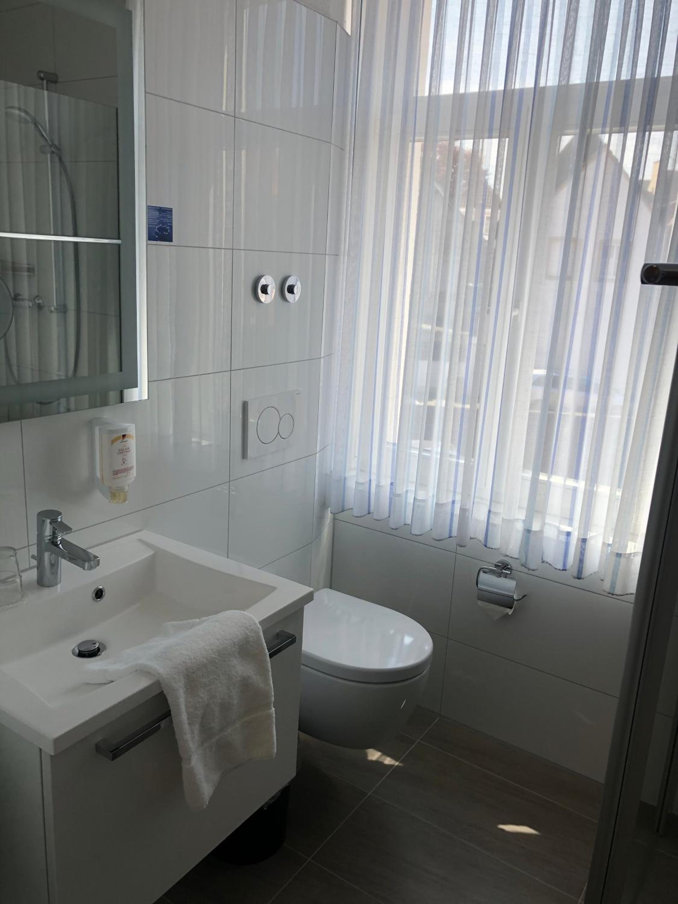 Double or Twin Room - Photo 4