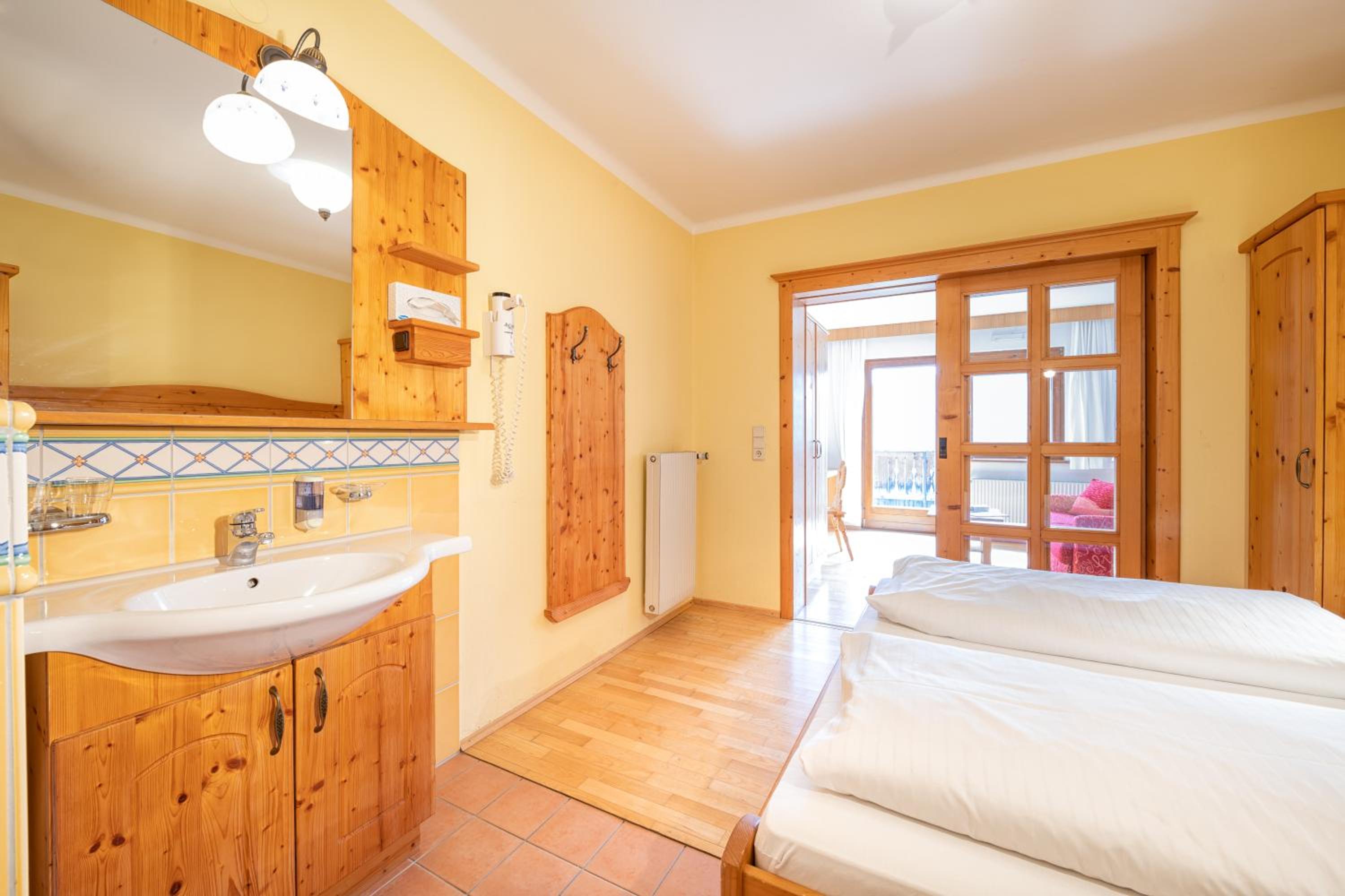 Double Room with Balcony (2 Adults + 1 Child) photo 1