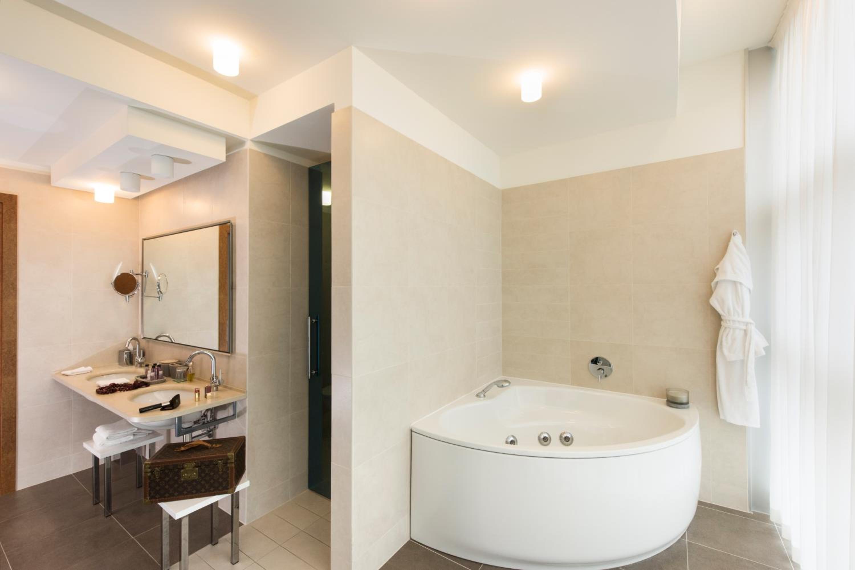 Two-Bedroom Suite - Photo 7