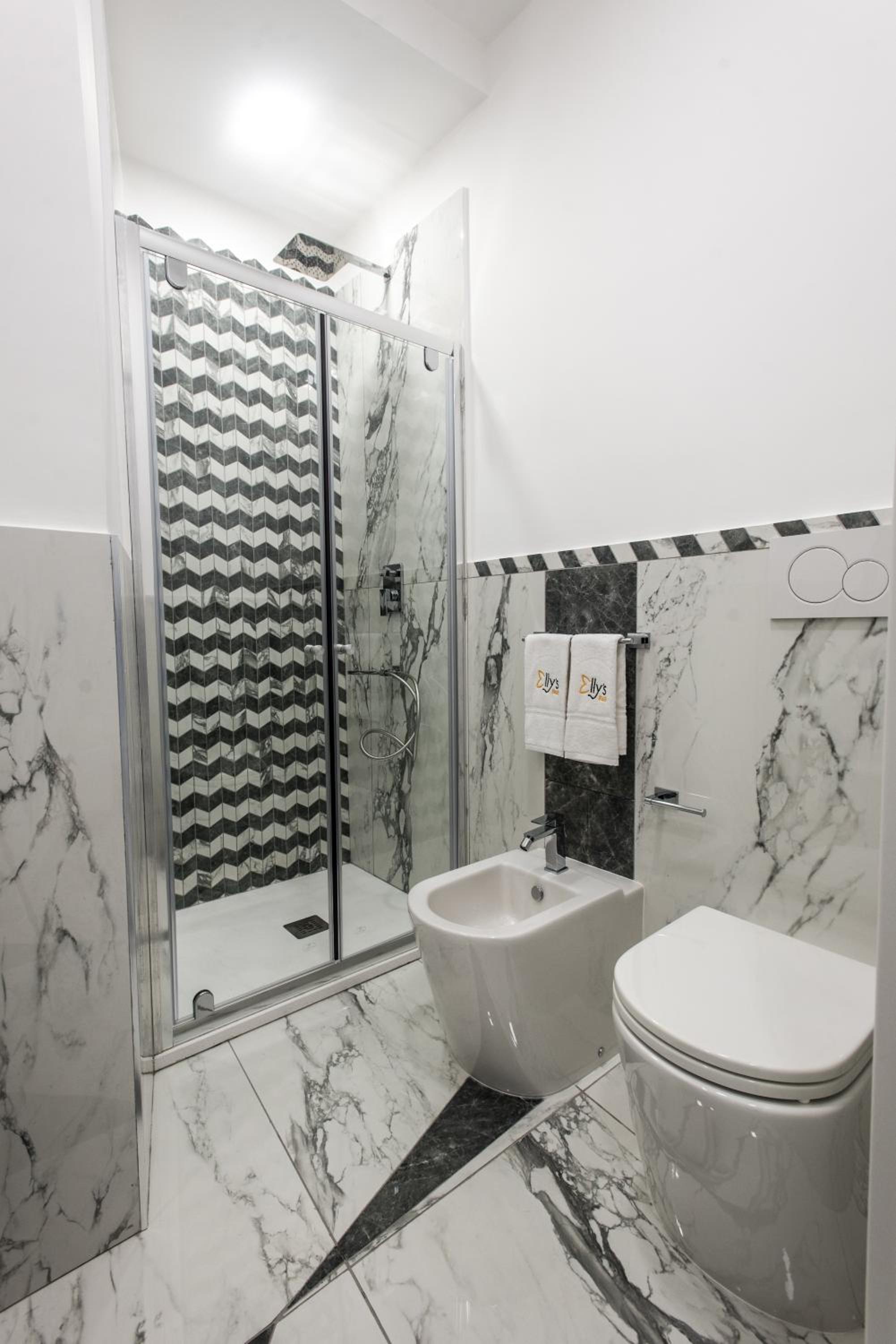 Twin Room with Private Bathroom - Photo 9