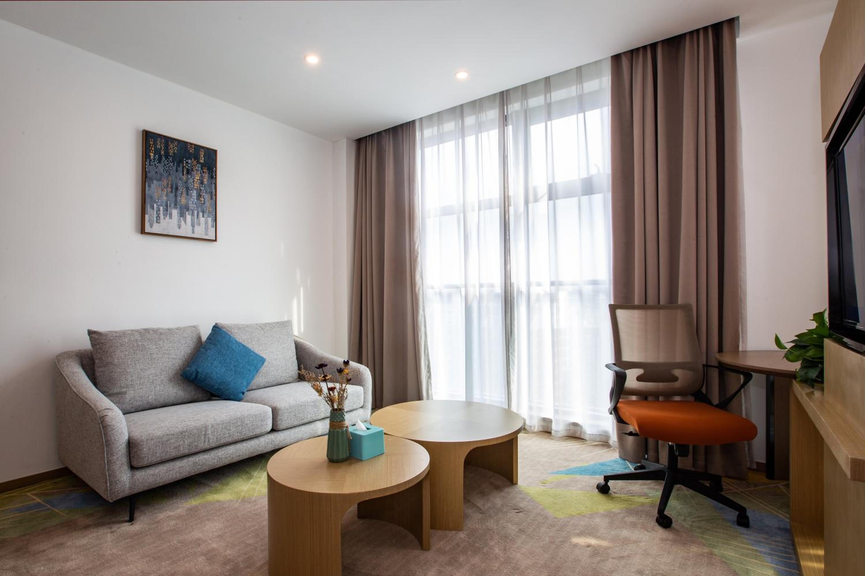 Standard King Room with Extra Space - Photo 5