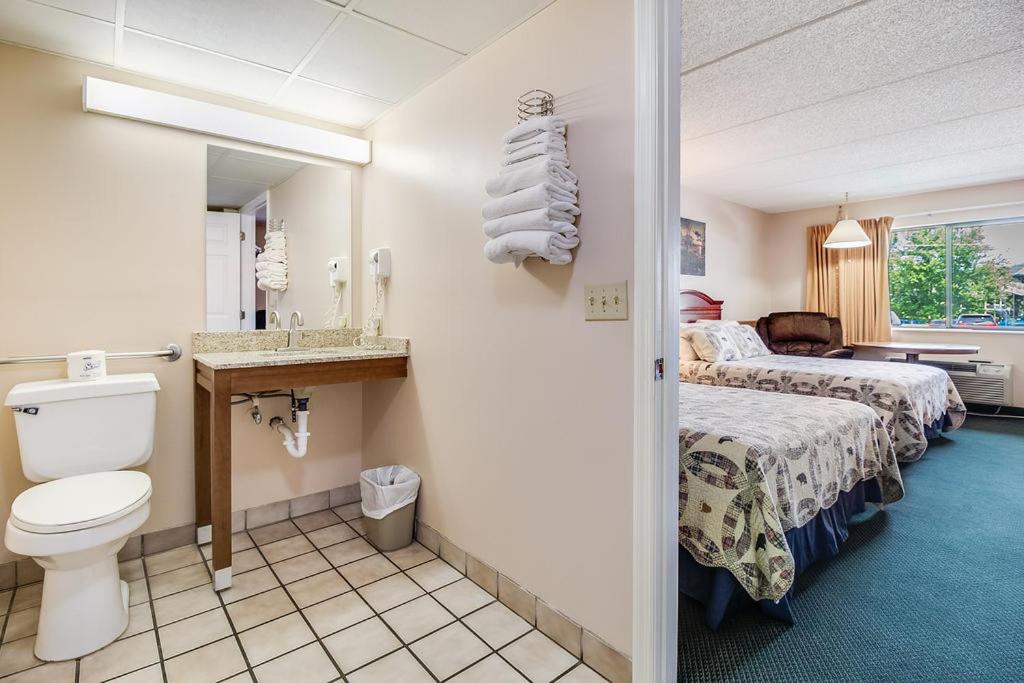 Queen Room with Two Queen Beds - Non-Smoking photo 2