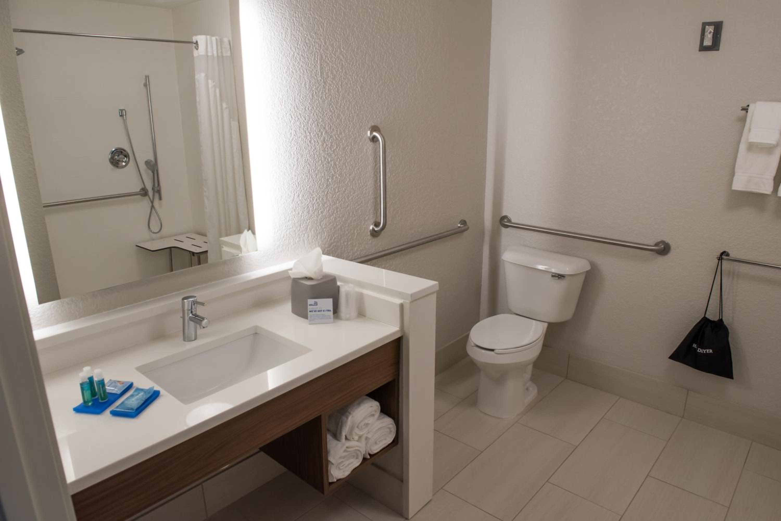 King Room - Mobility Access/Roll in Shower - Non-Smoking - Photo 2