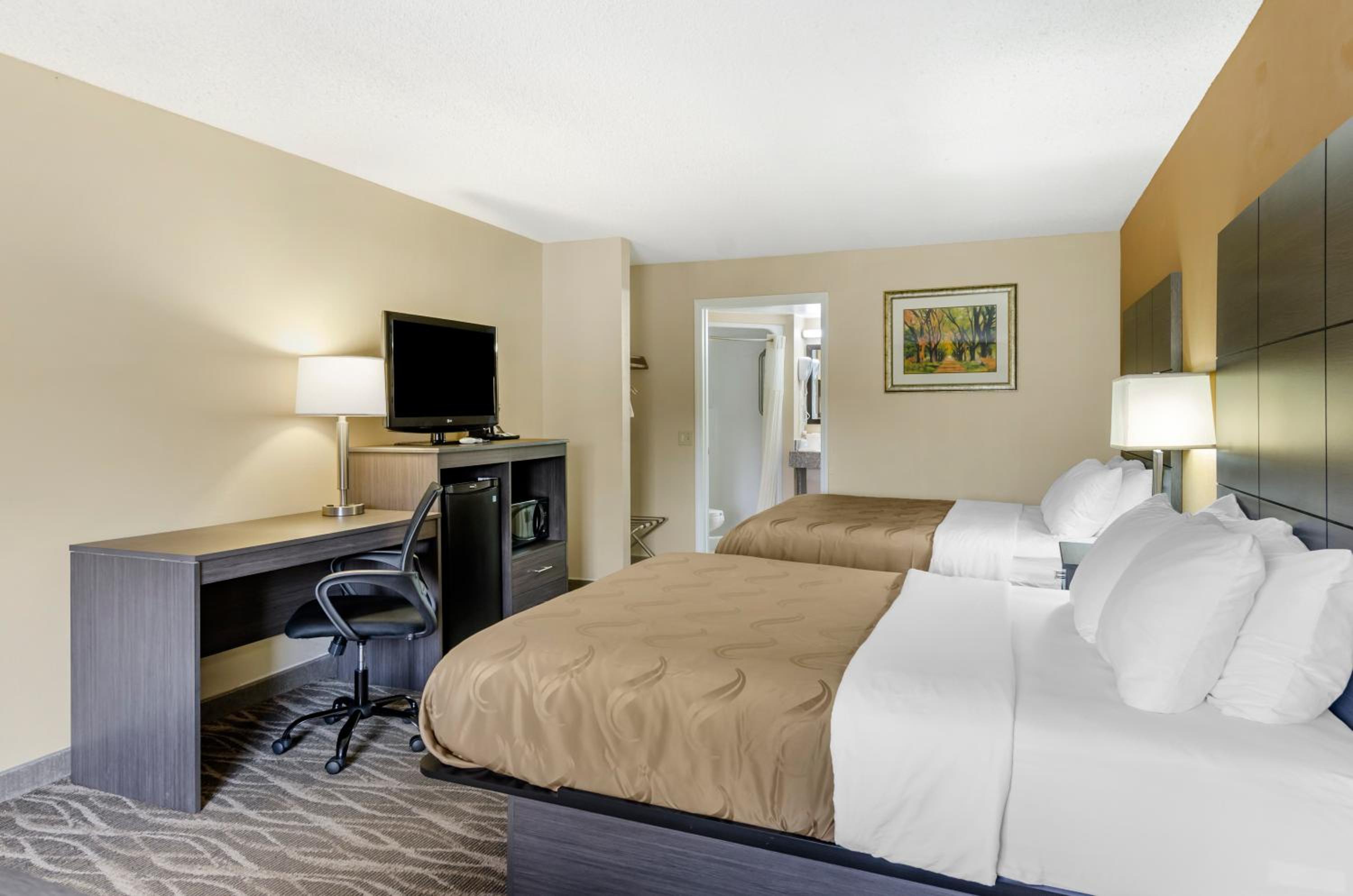 Queen Room with Two Queen Beds - Photo 4