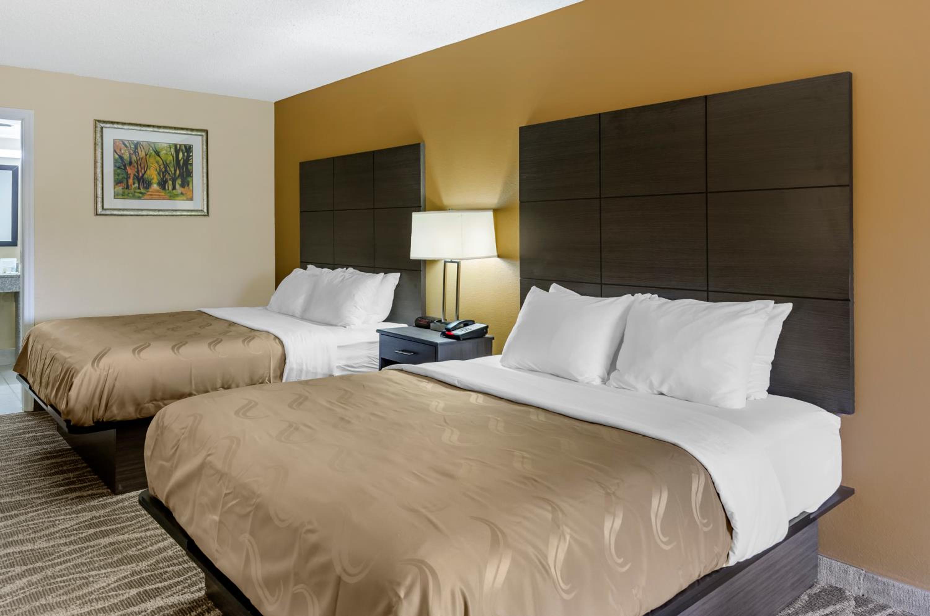 Queen Room with Two Queen Beds - Photo 2