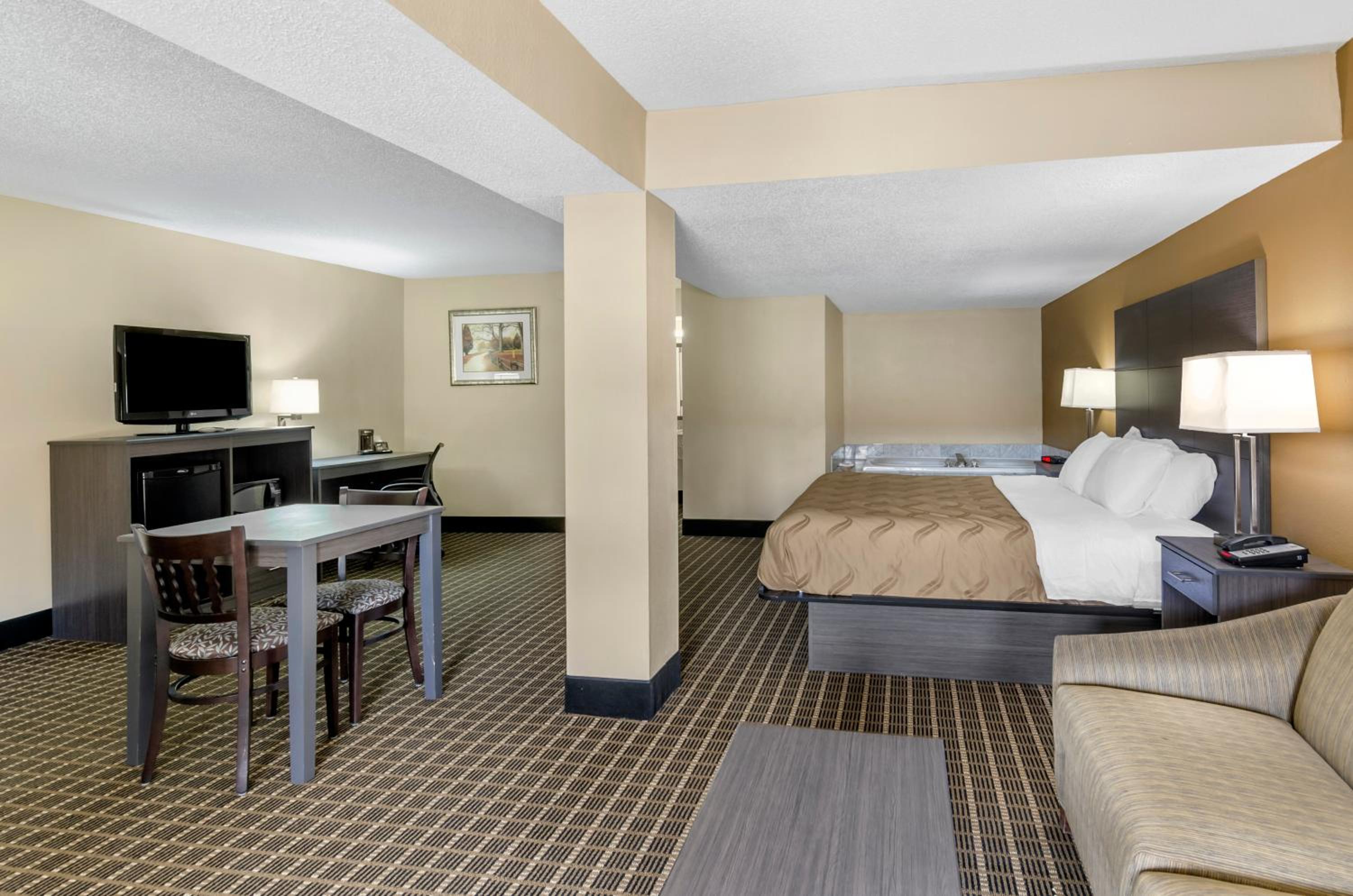 King Suite - Non-Smoking - Photo 2