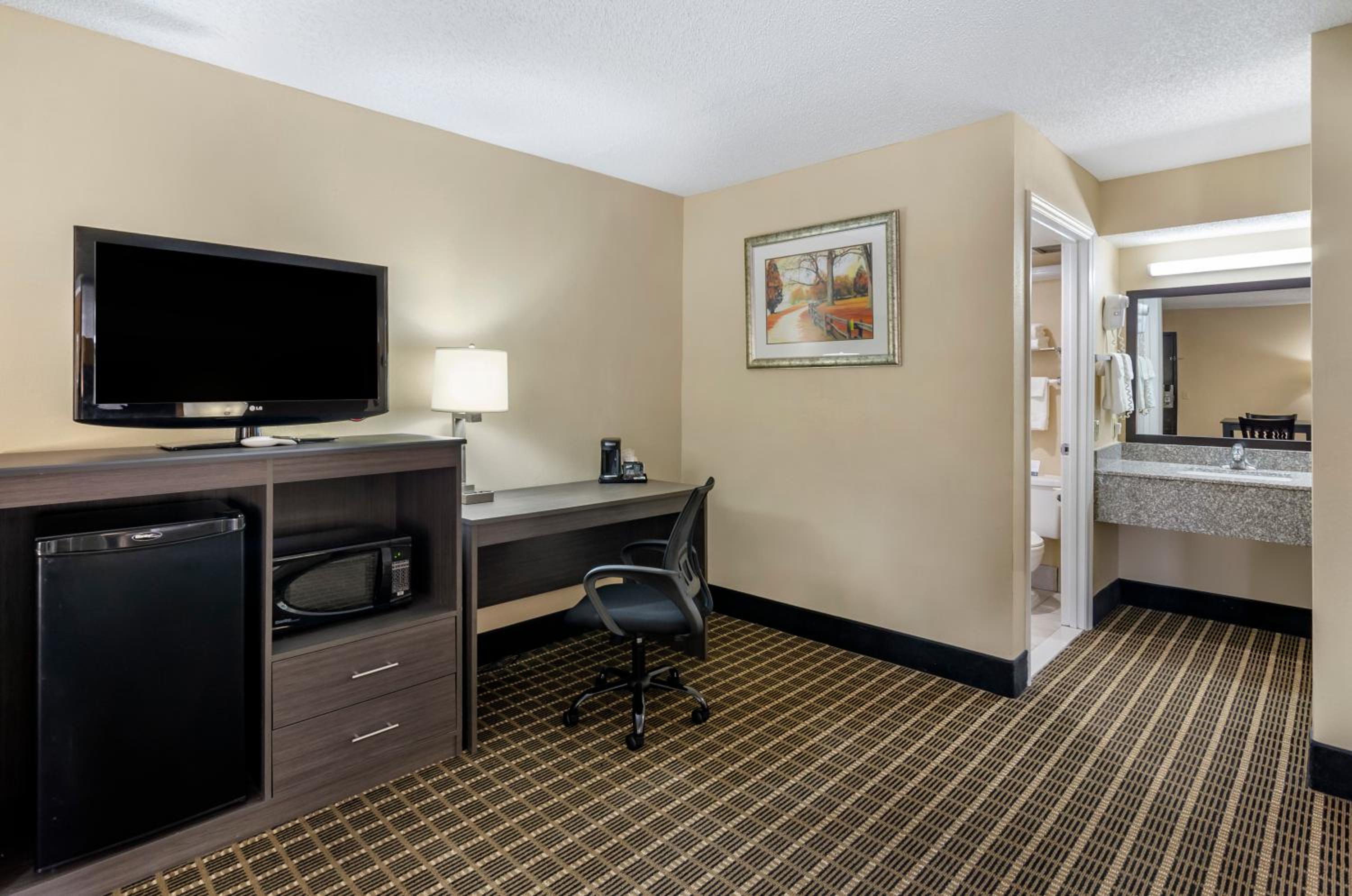 King Suite - Non-Smoking - Photo 4