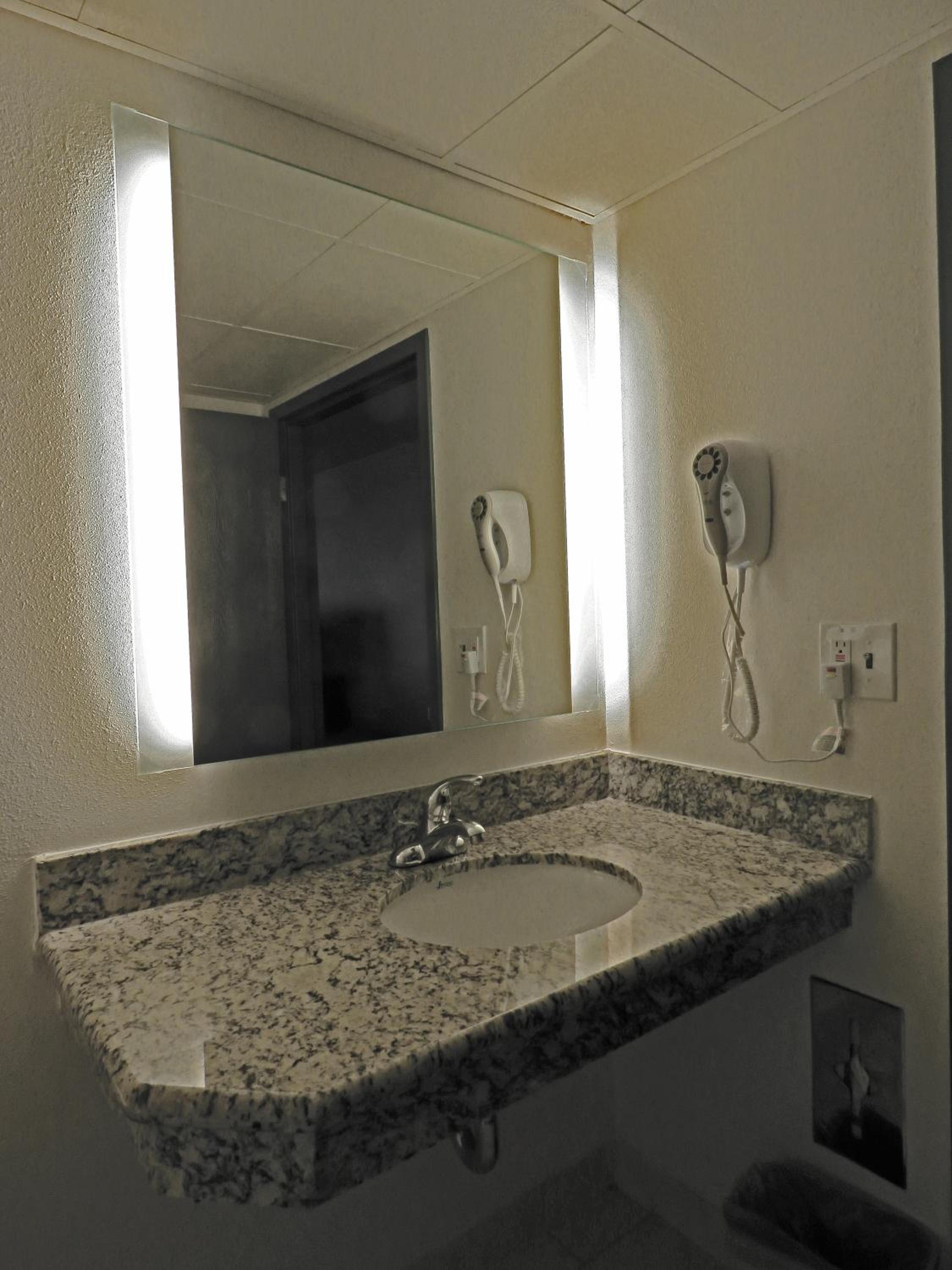 King Room - Accessible/Non-Smoking - Photo 5