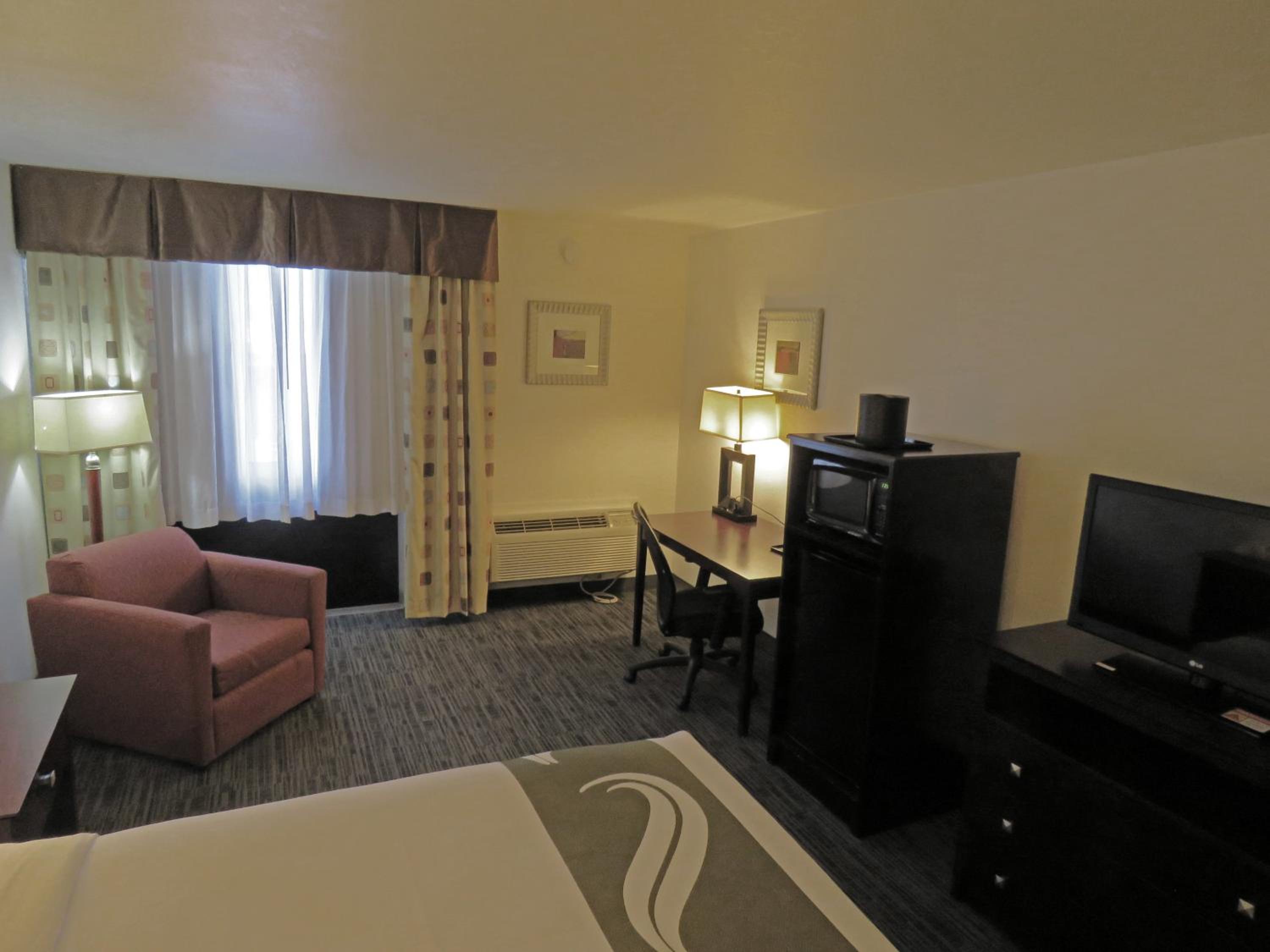 Suite - Non-Smoking - Photo 2
