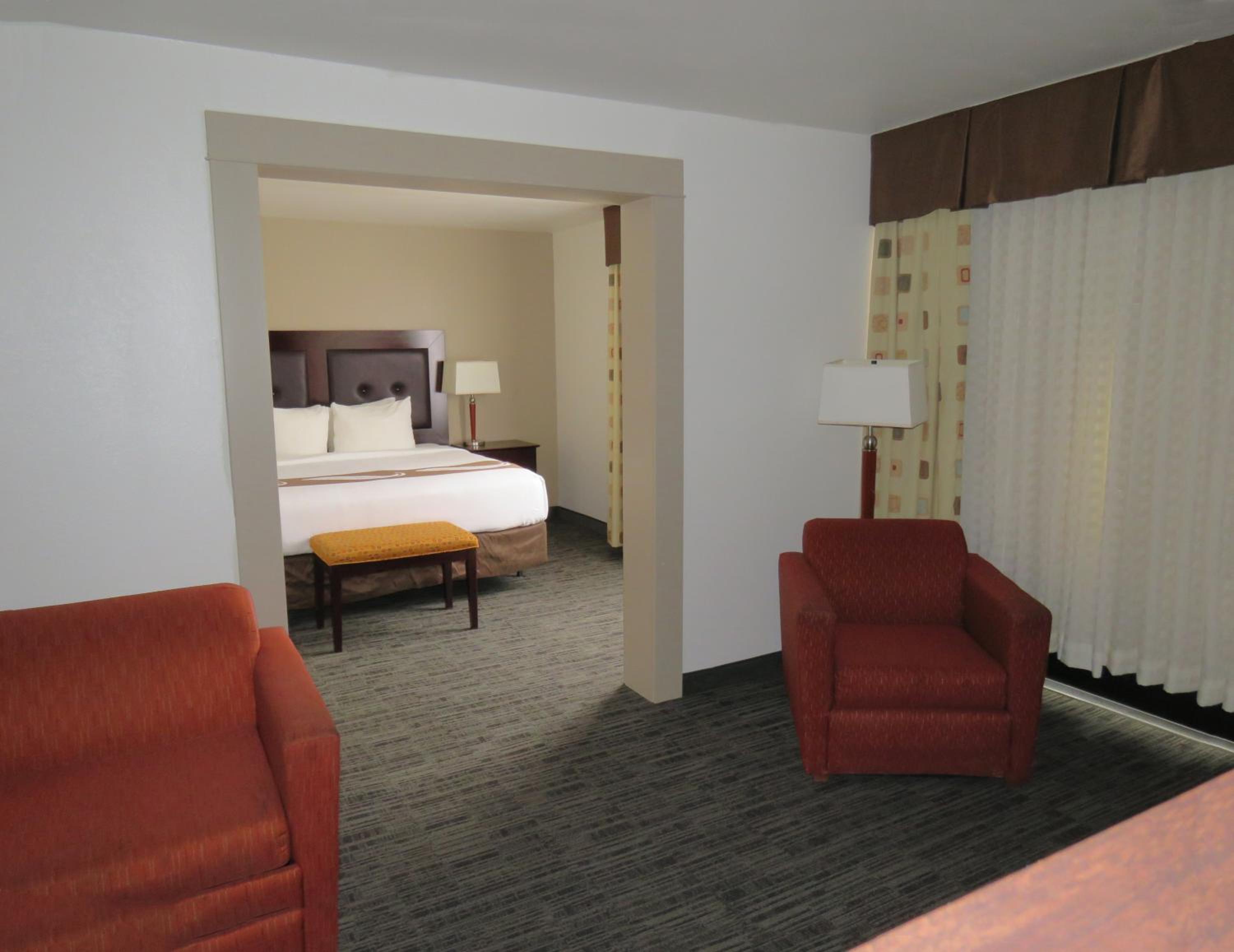 Suite - Non-Smoking - Photo 4
