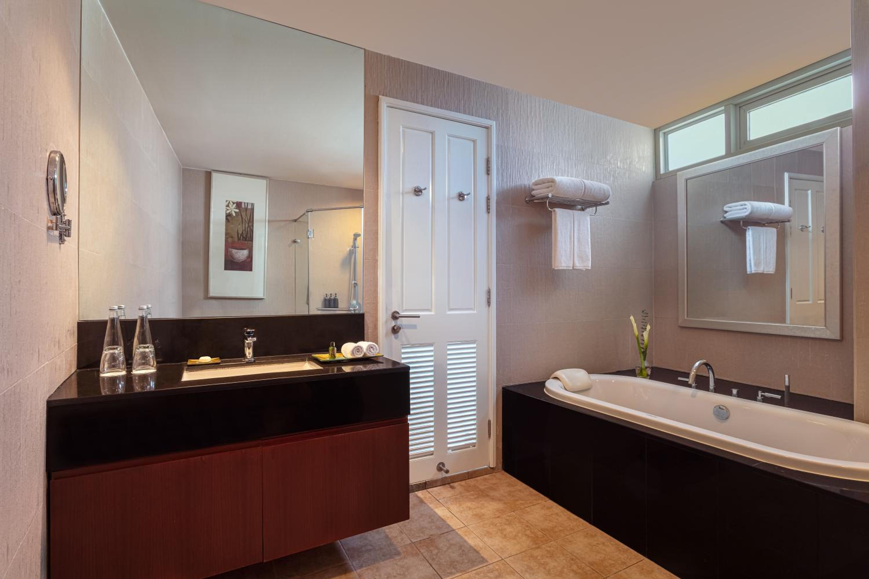 One Bedroom Deluxe Suite Twin - Club Benefits Included photo 3