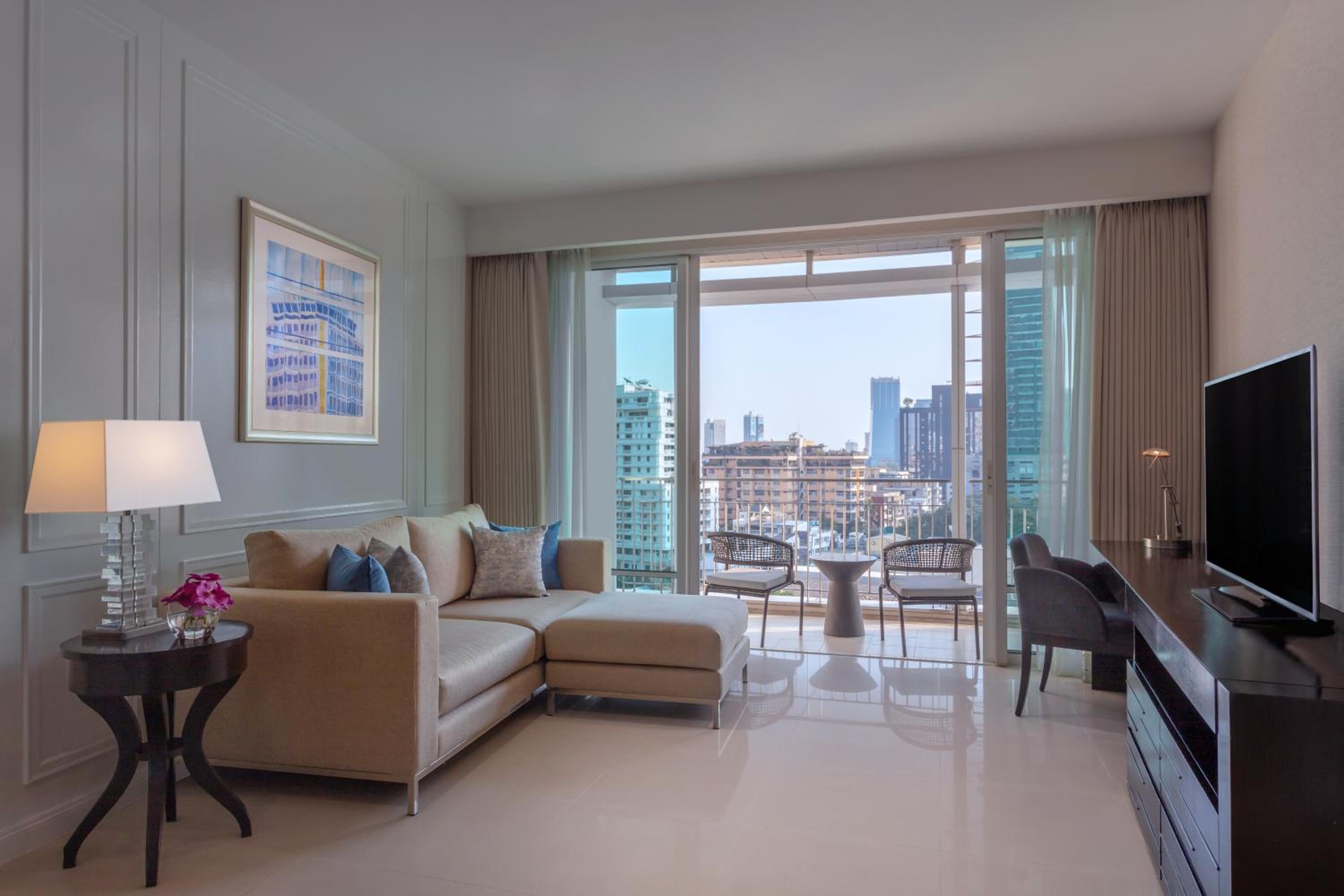 One-Bedroom Deluxe Suite King - Club Benefits Included photo 3