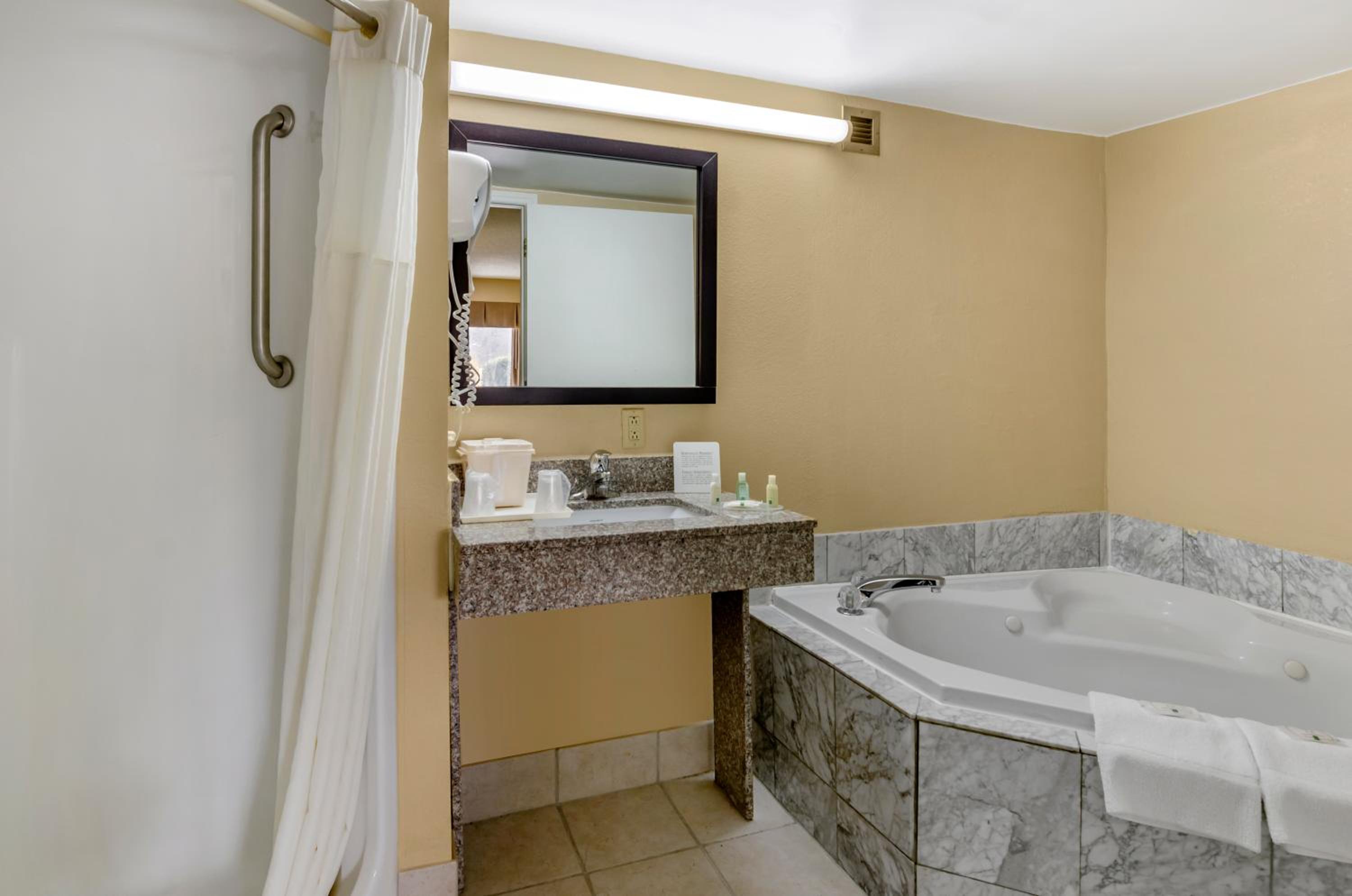 Standard Queen Room and Whirlpool - Non-Smoking - Photo 3