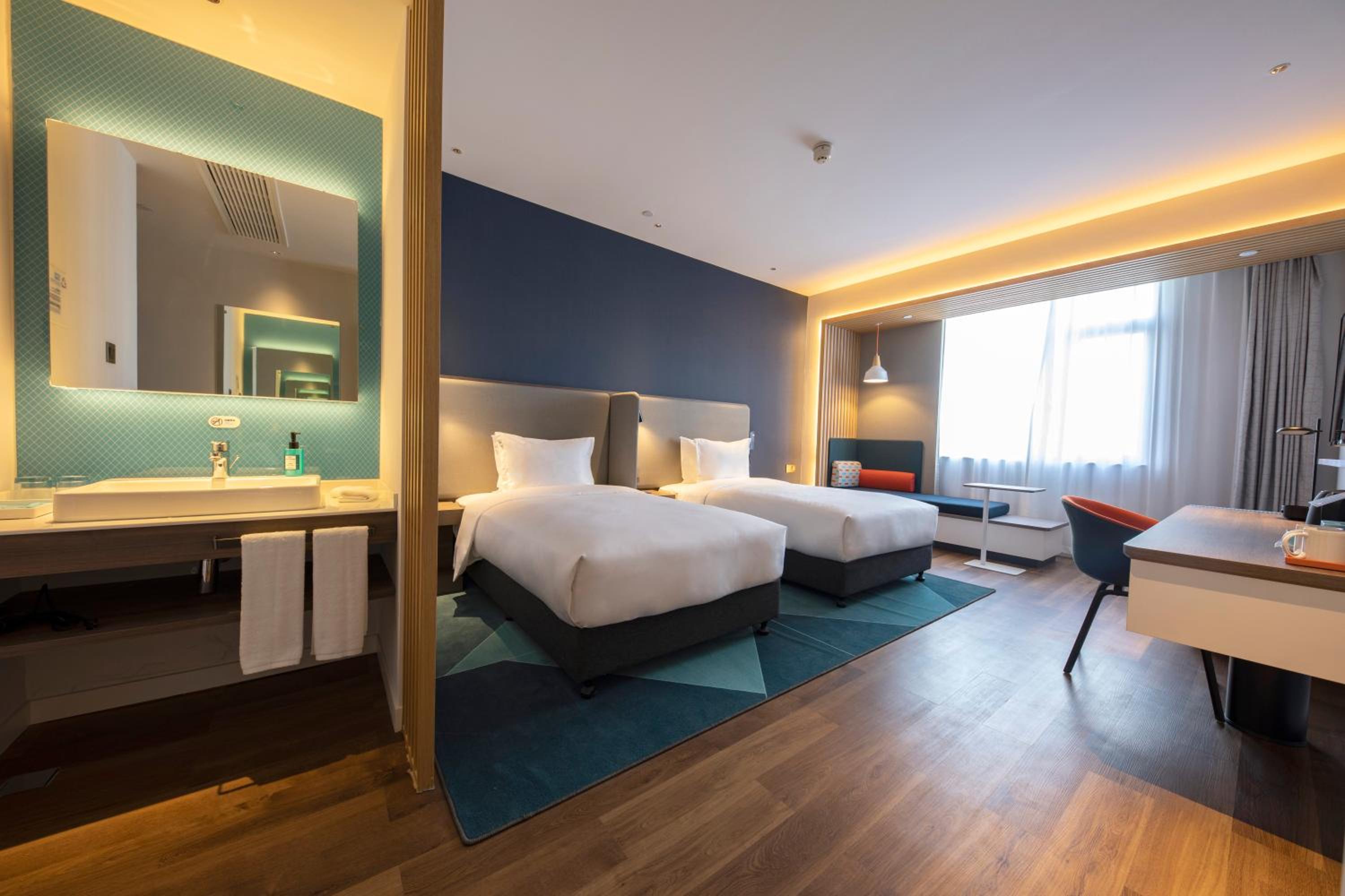 Standard Twin Room with Two Twin Beds thumbnail 6