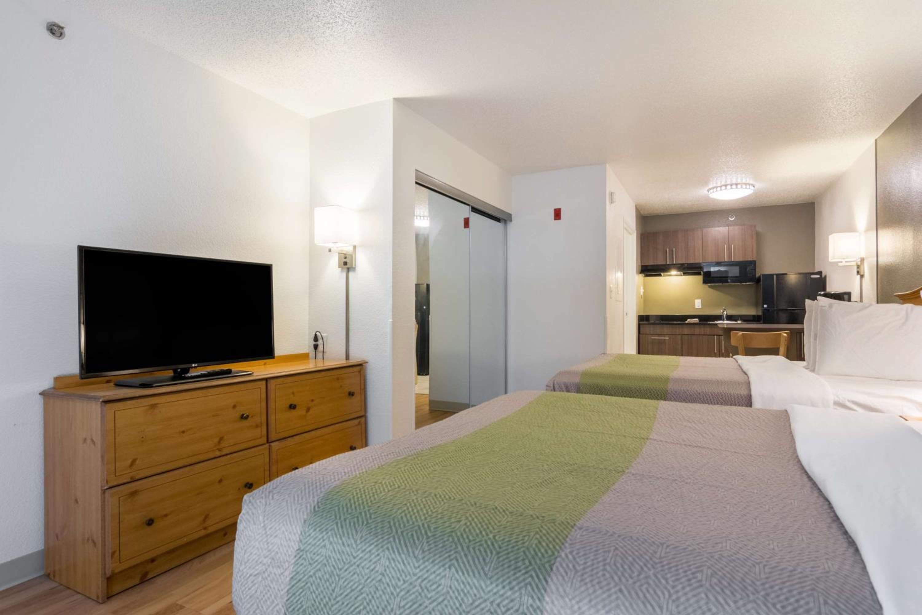 Queen Room with Two Queen Beds - Disability Access - Non-Smoking photo 2