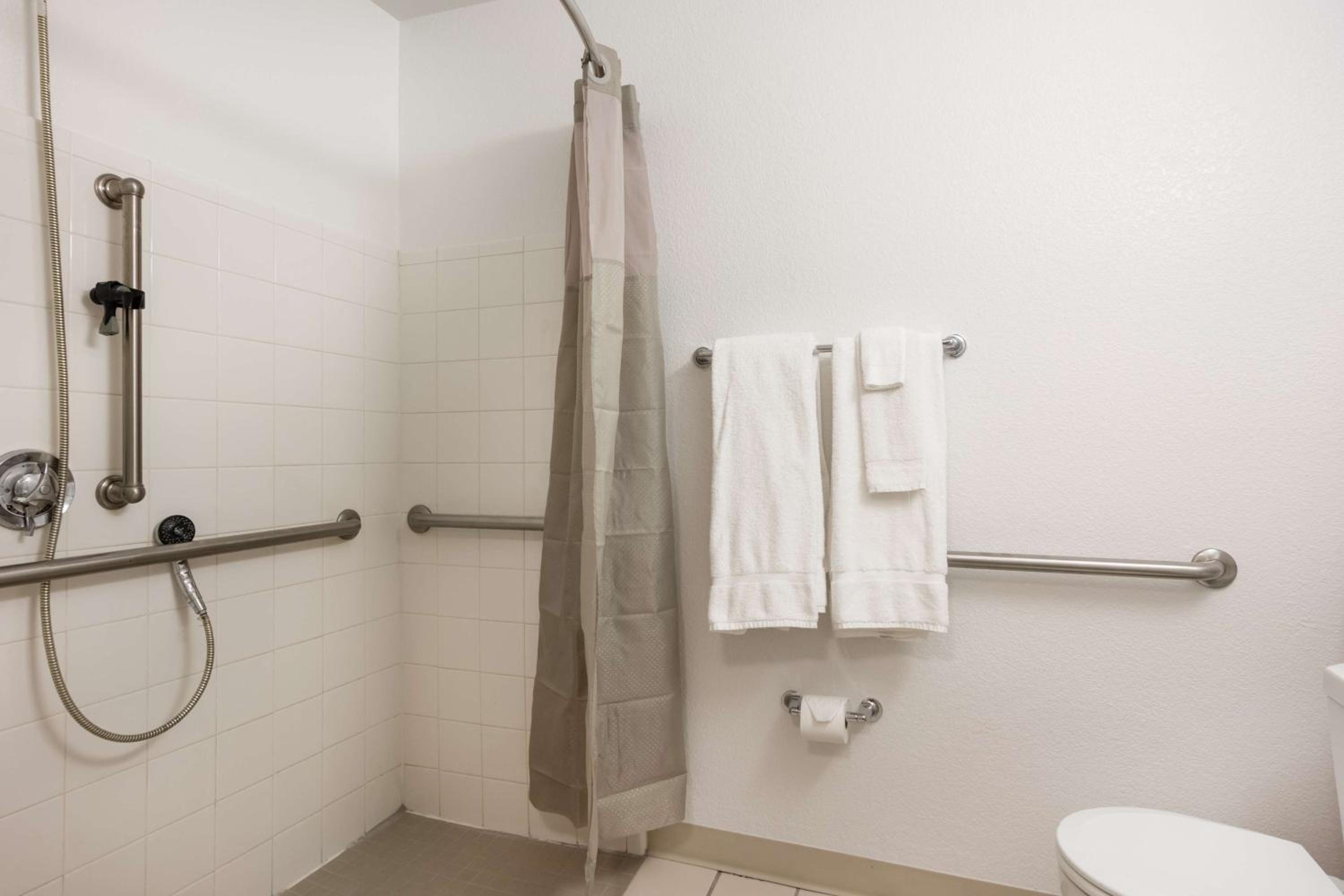 Queen Room - Disability Access - Non-Smoking photo 2