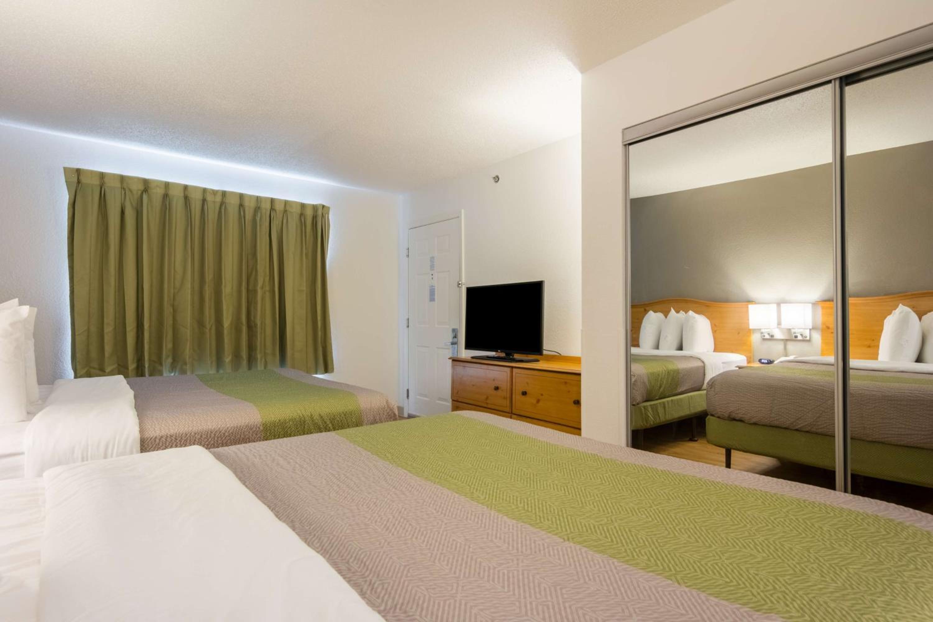 Quadruple Room - Smoking photo 3