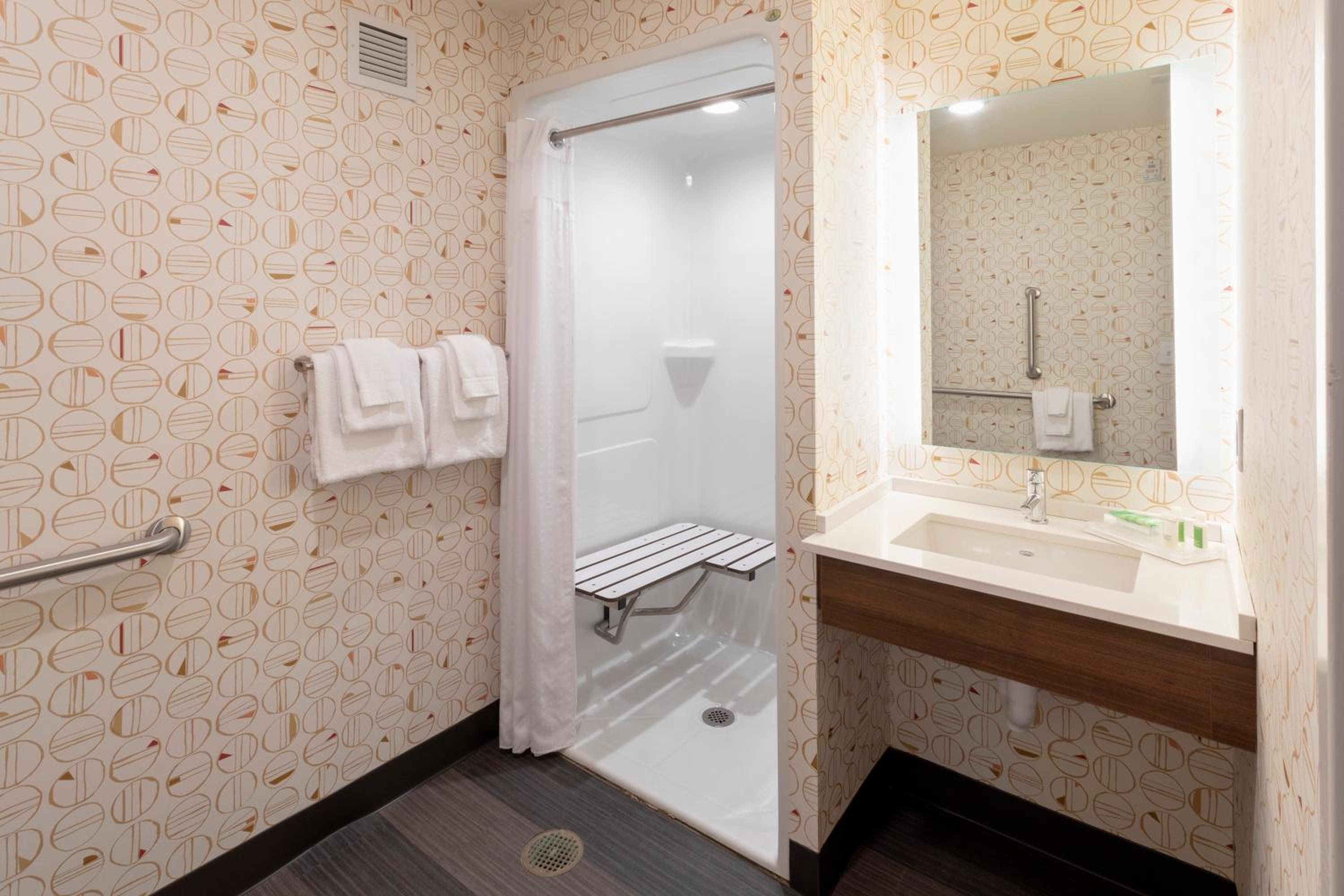 King Room - Mobility Access Roll in Shower/Non-Smoking - Photo 3