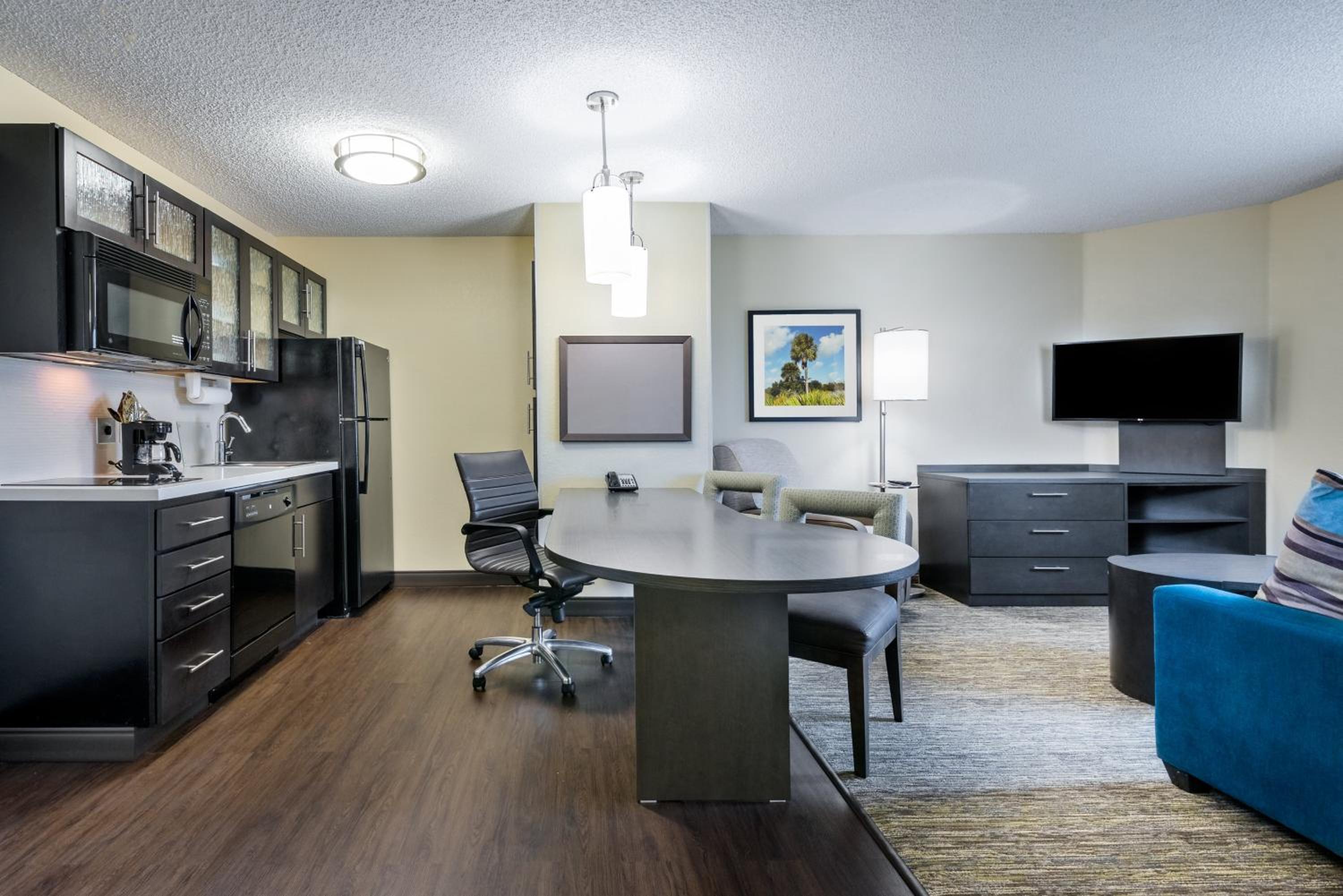One-Bedroom Queen Suite - Photo 4