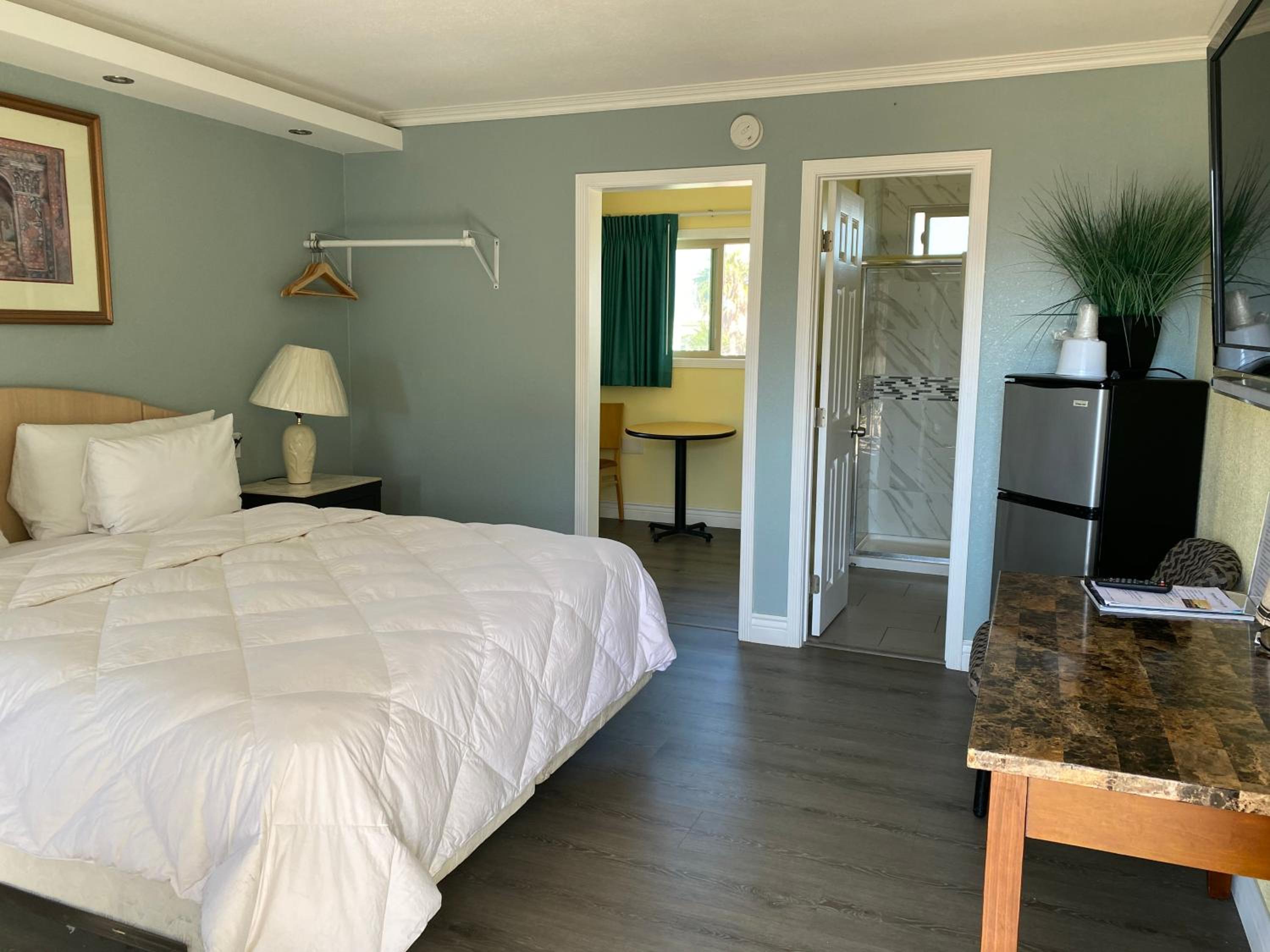 Deluxe King Room - Photo 1
