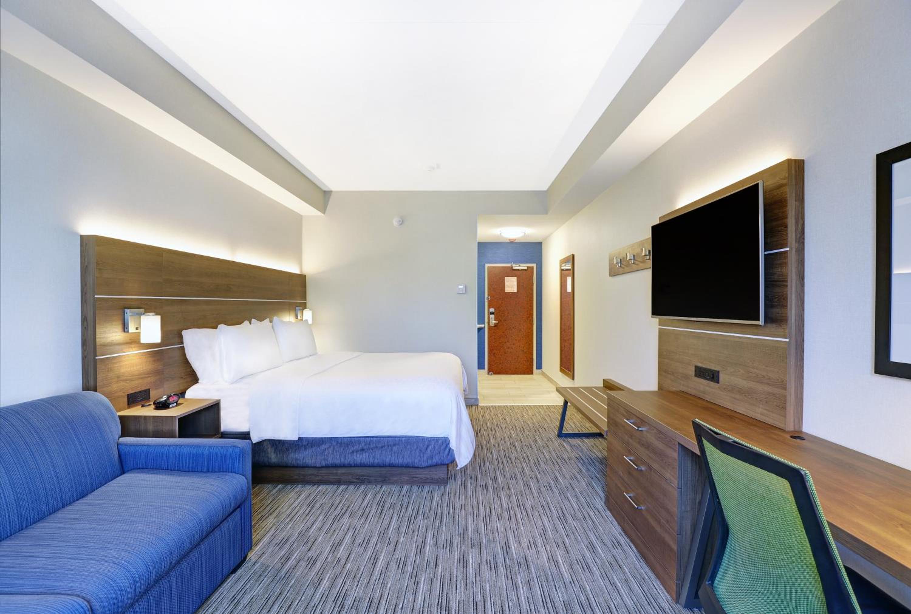 Standard King Room with Sofa Bed - Photo 3