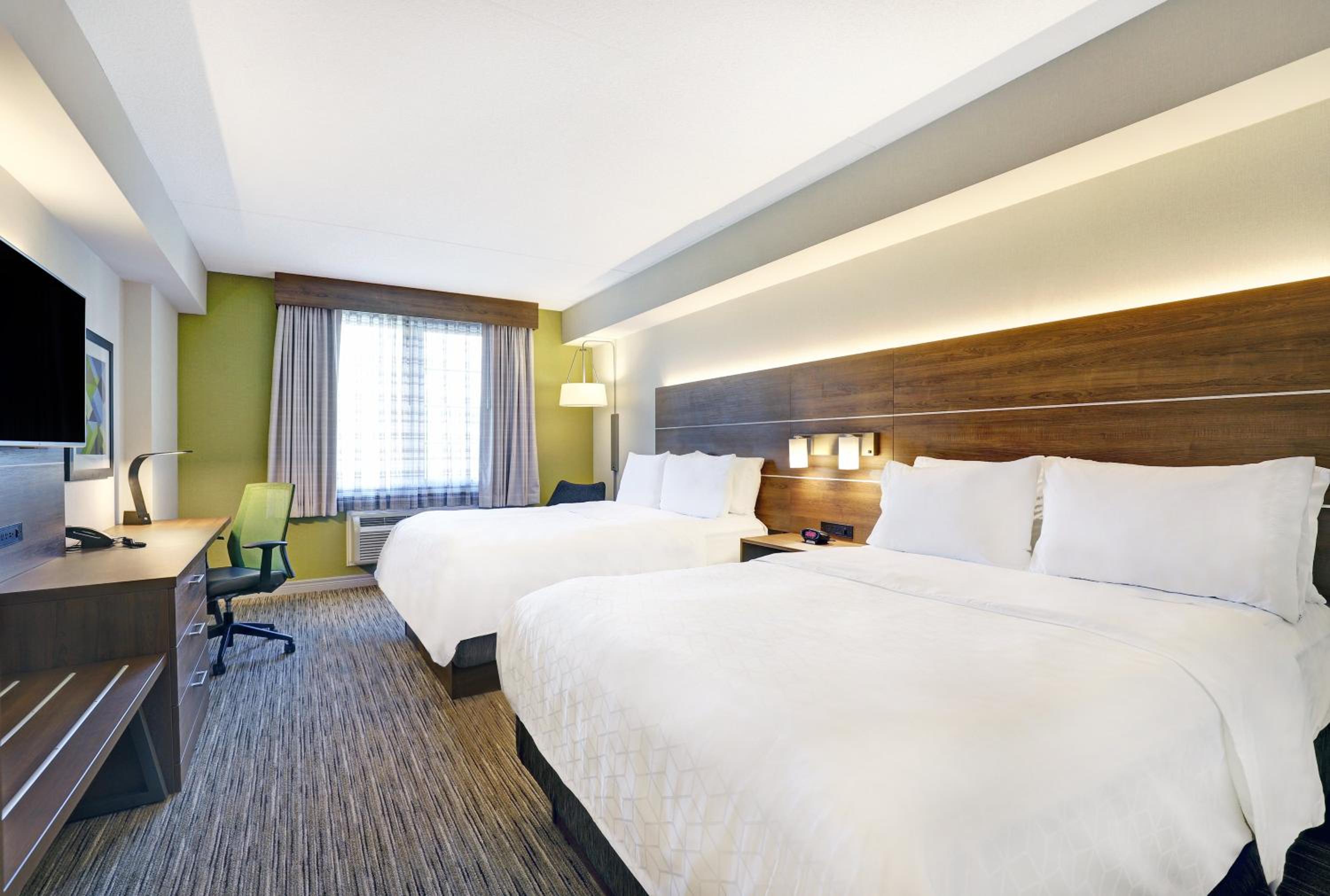 Standard Queen Room with Two Queen Beds - Photo 8