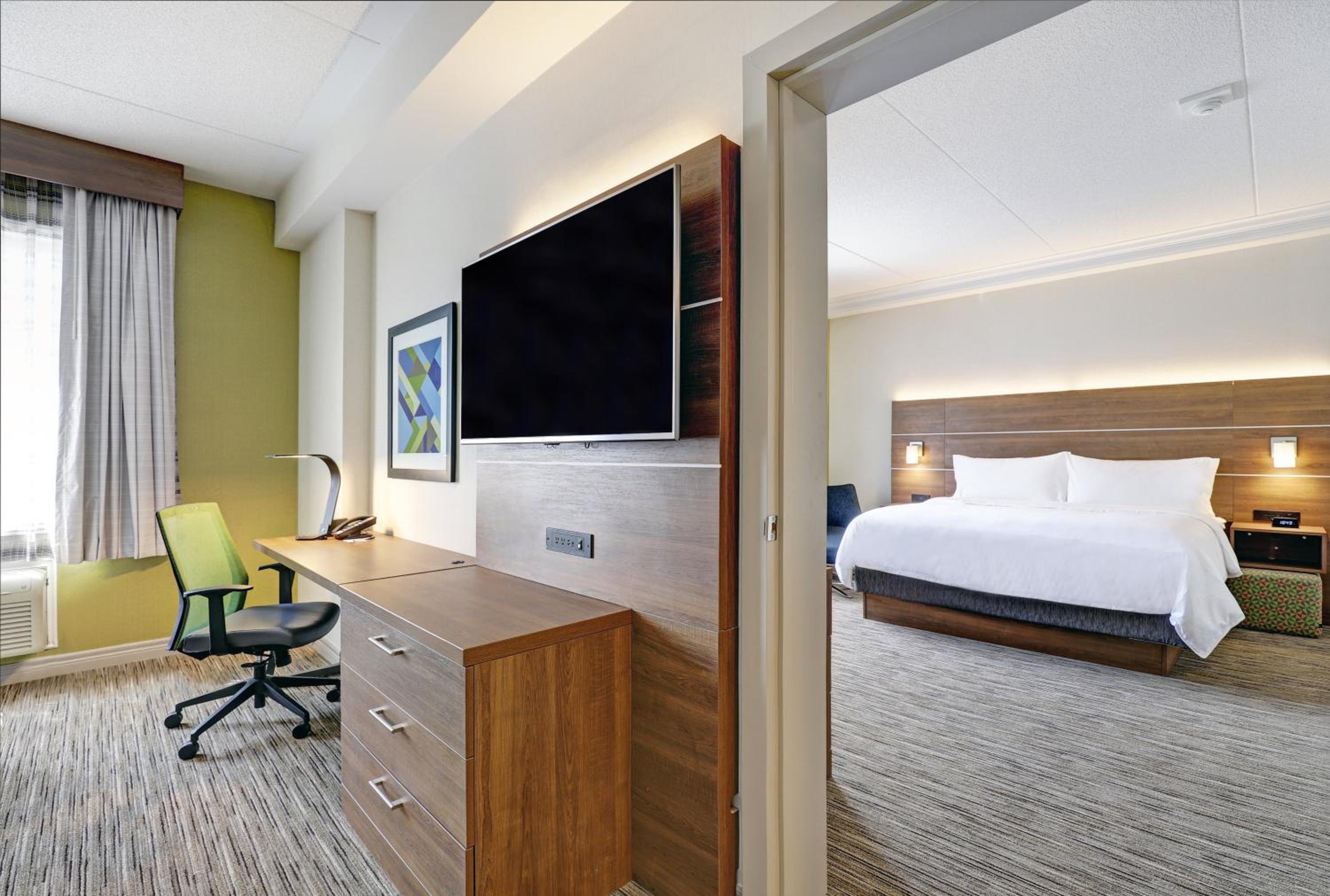 One-Bedroom King Suite with Spa Bath - Photo 2