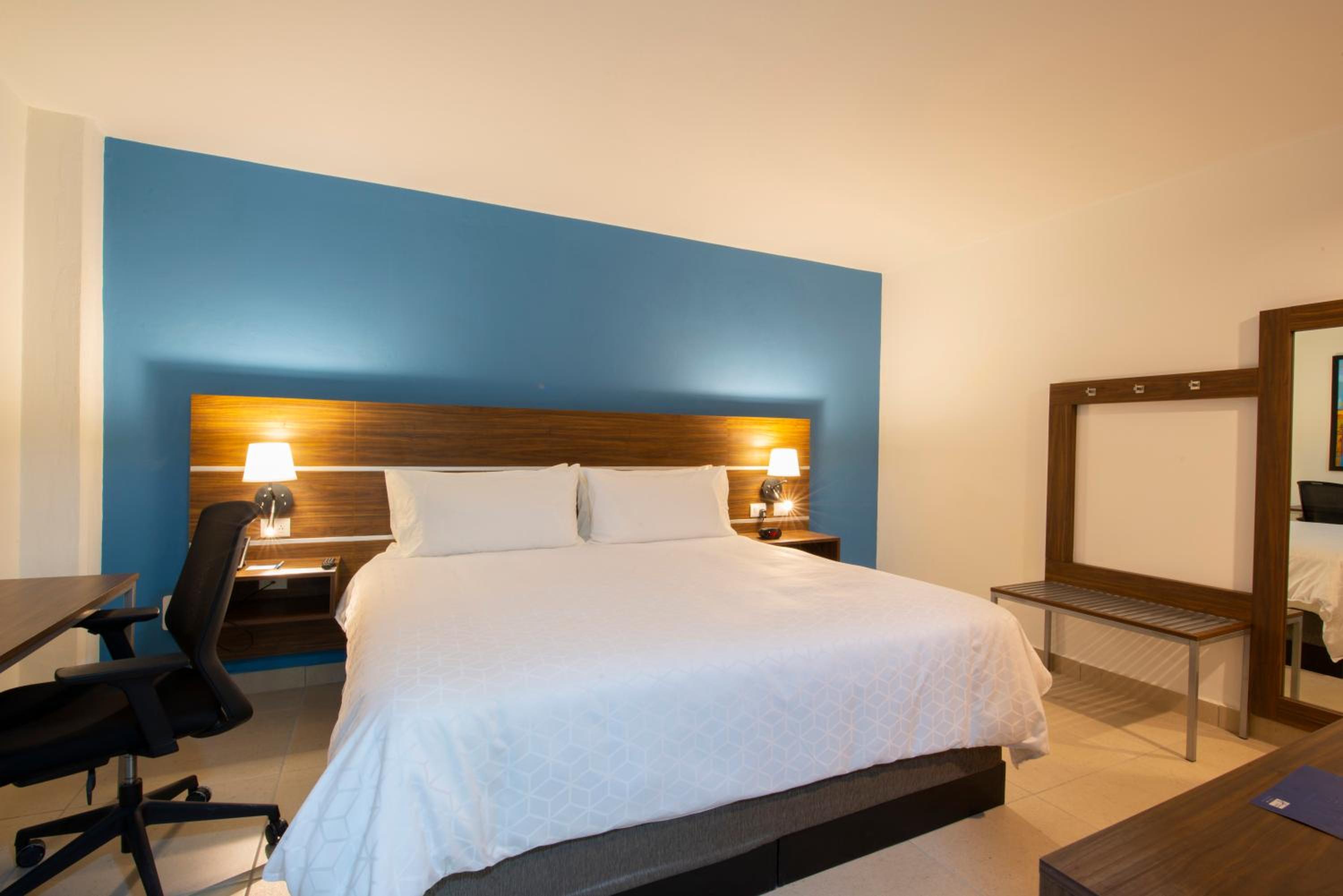Standard King Room - Photo 5